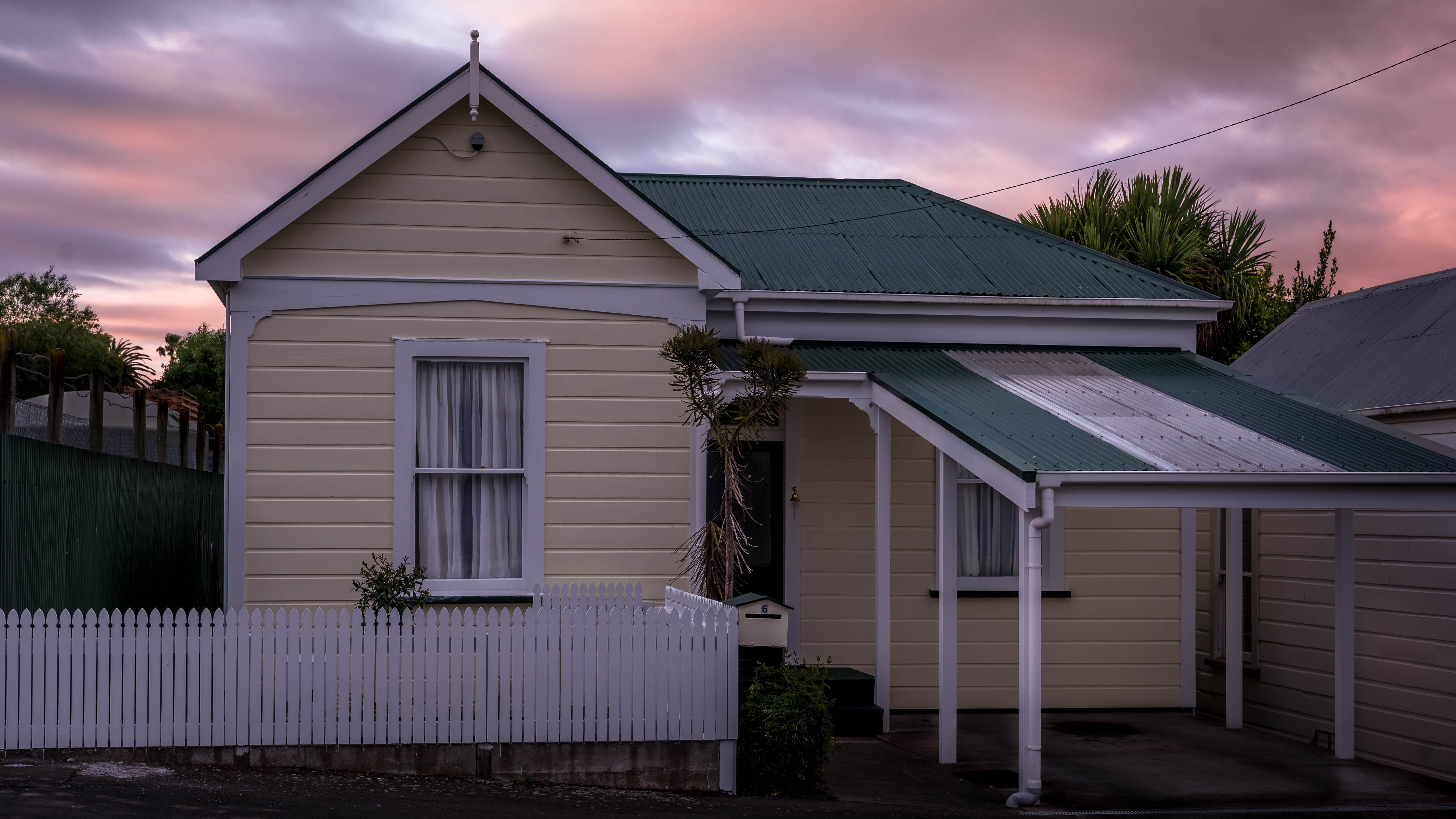 Riverwalk Cottage In the Heart of Whanganui Cottages for Rent in