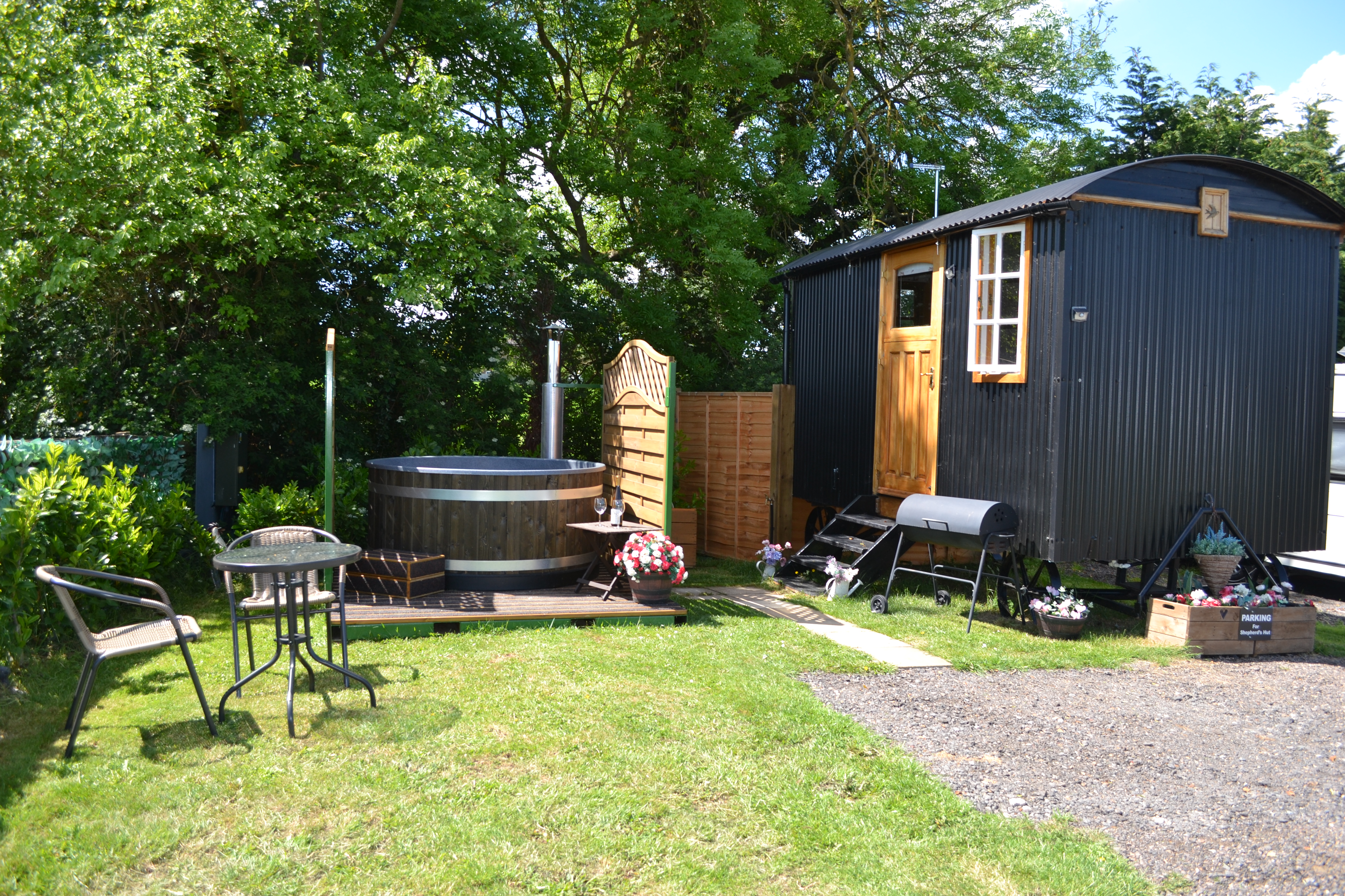 Gorgeous Shepherds Hut & hot tub on a farm
