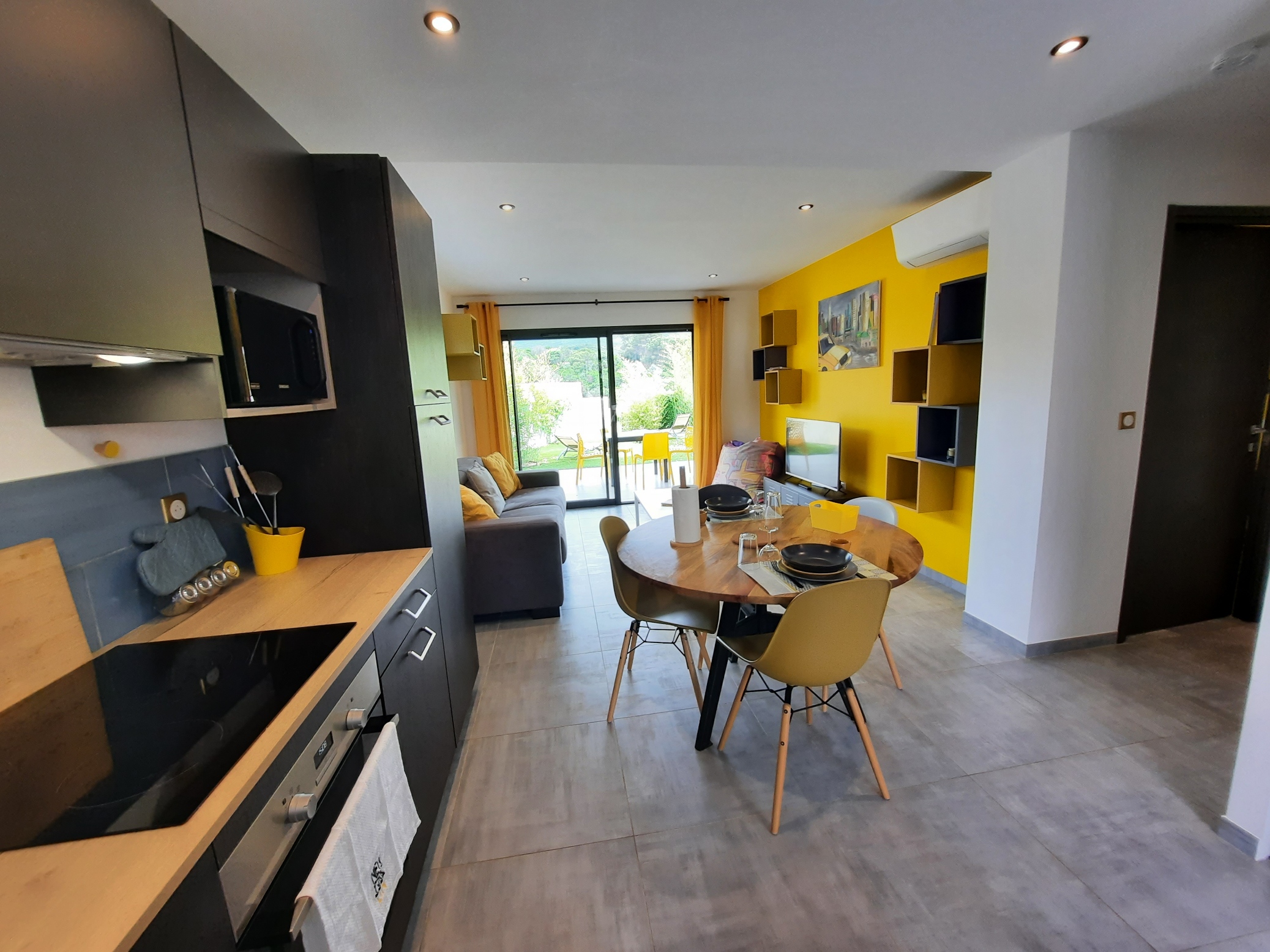 Yellow Urban - 2' beaches, garden, air conditioning  - by TGB