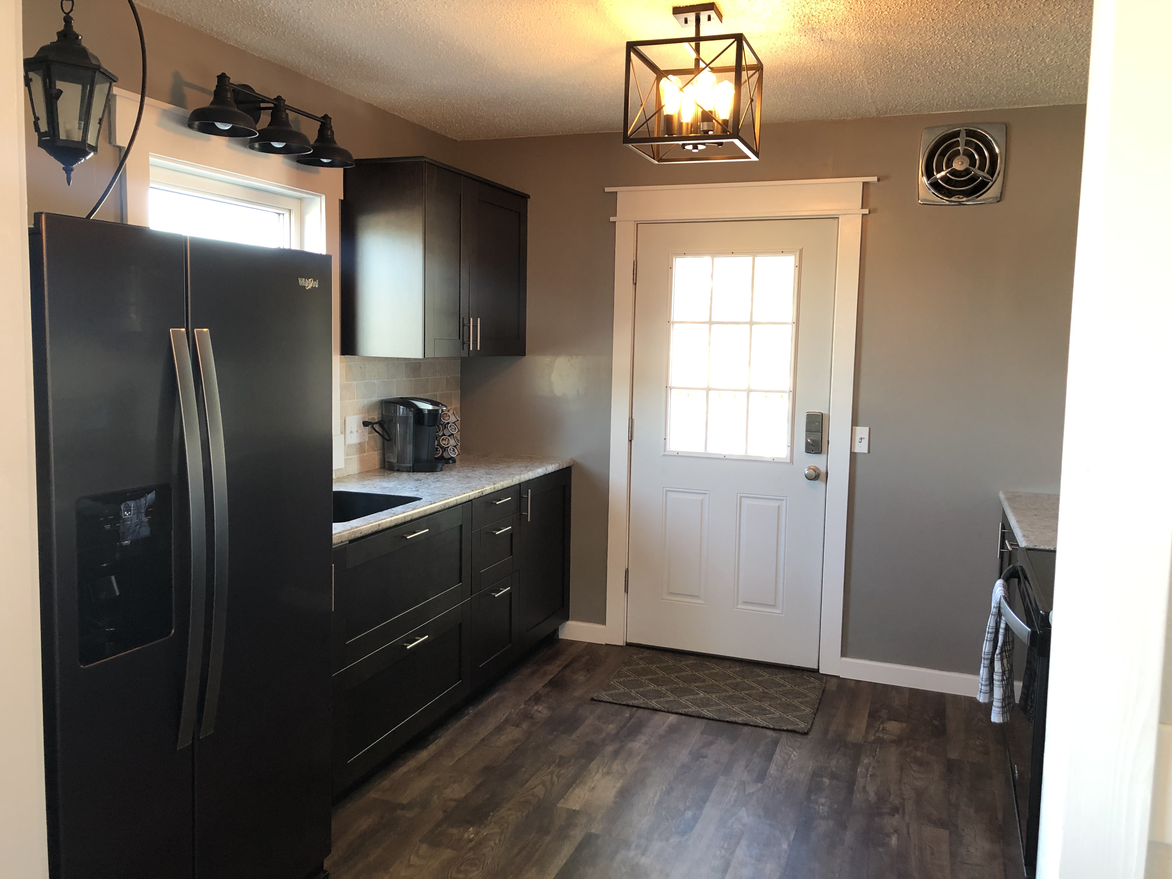 Upscale Main Street Apartment With City Views Guest suites for Rent