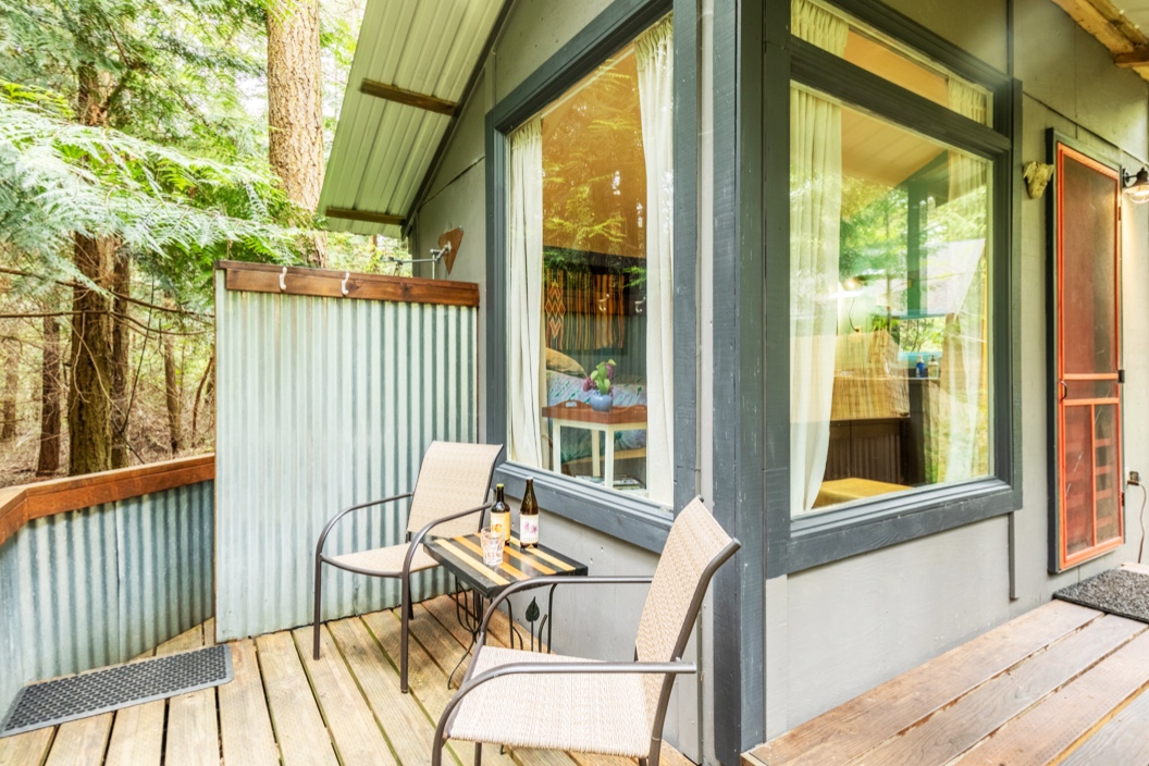 Zoe's Little Cabin in the Forest, Private, Warm Tiny houses for Rent