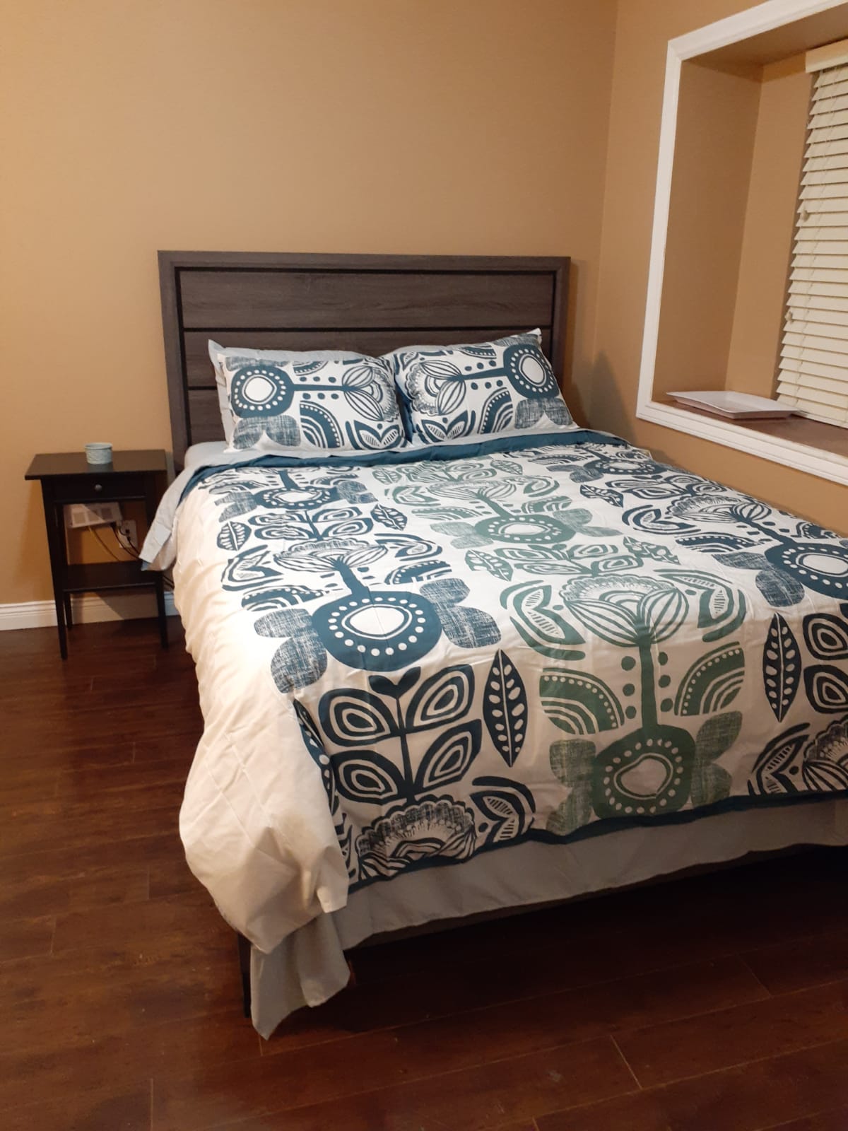 Private bedroom near bus stop & airport (noisy)