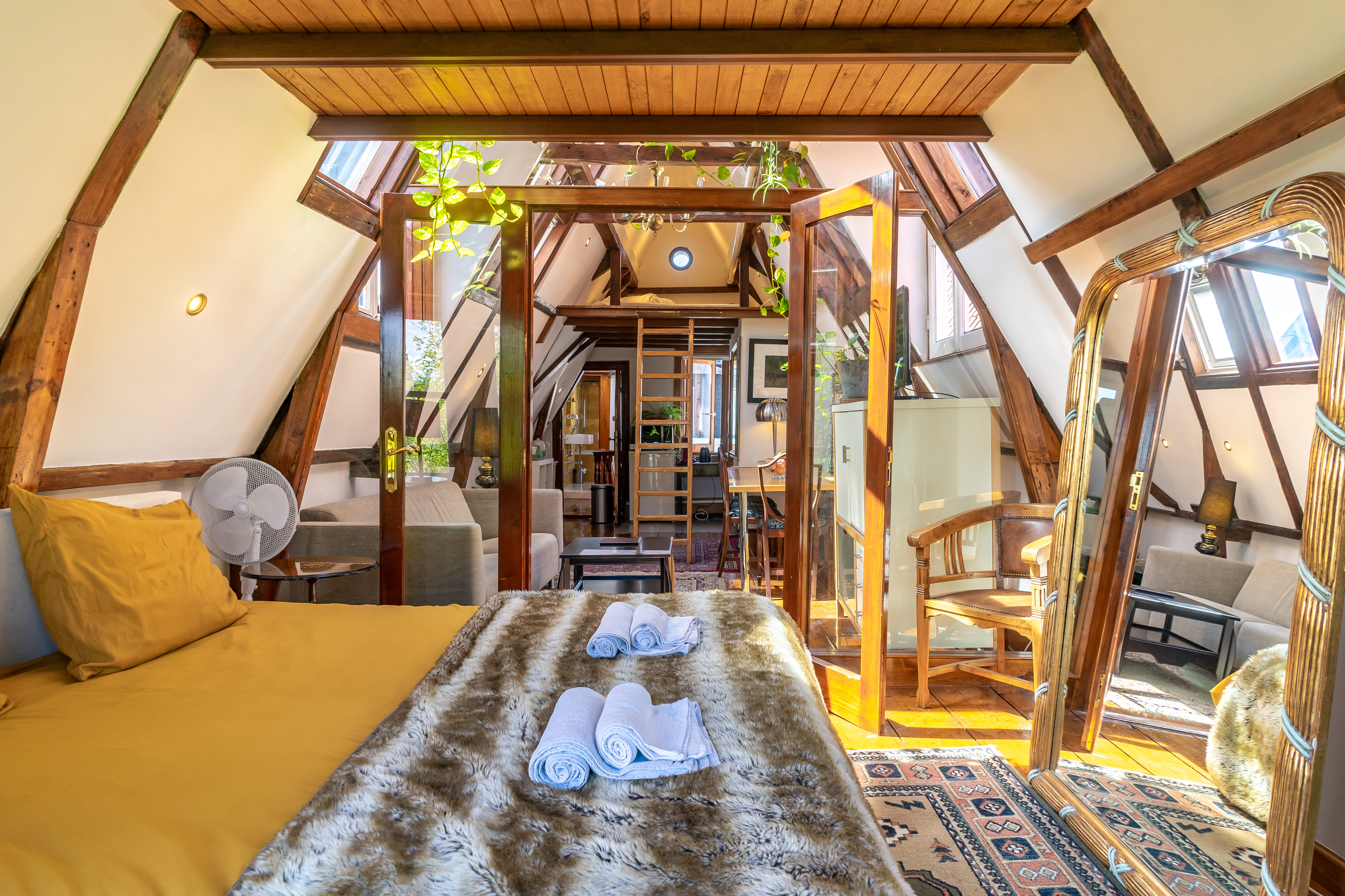 Romantic Loft apartment with canal view — Amsterdam stay
