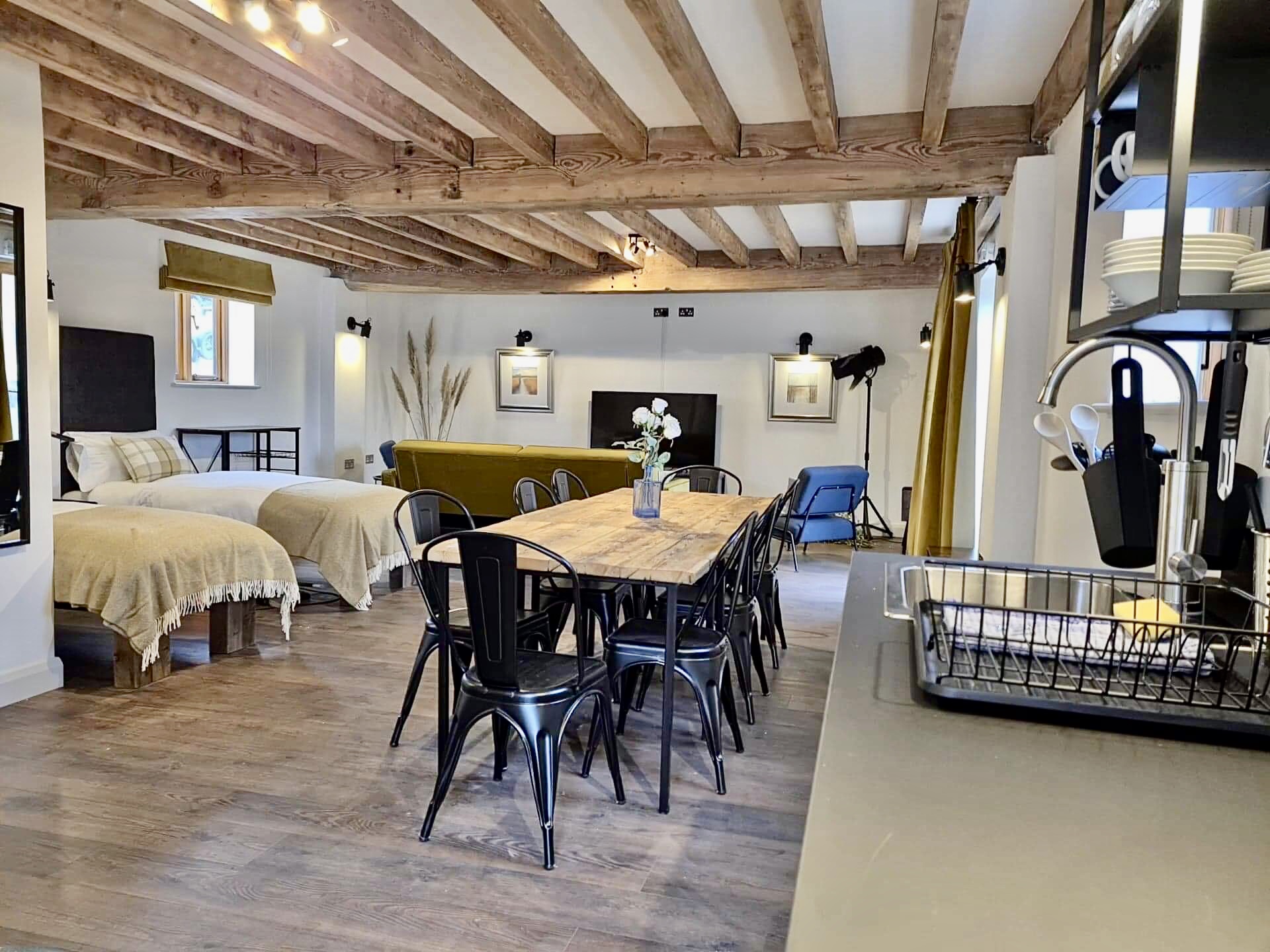 Modern & Stylish Converted Barn Studio Apartment Barns for Rent in Willesley, England, United