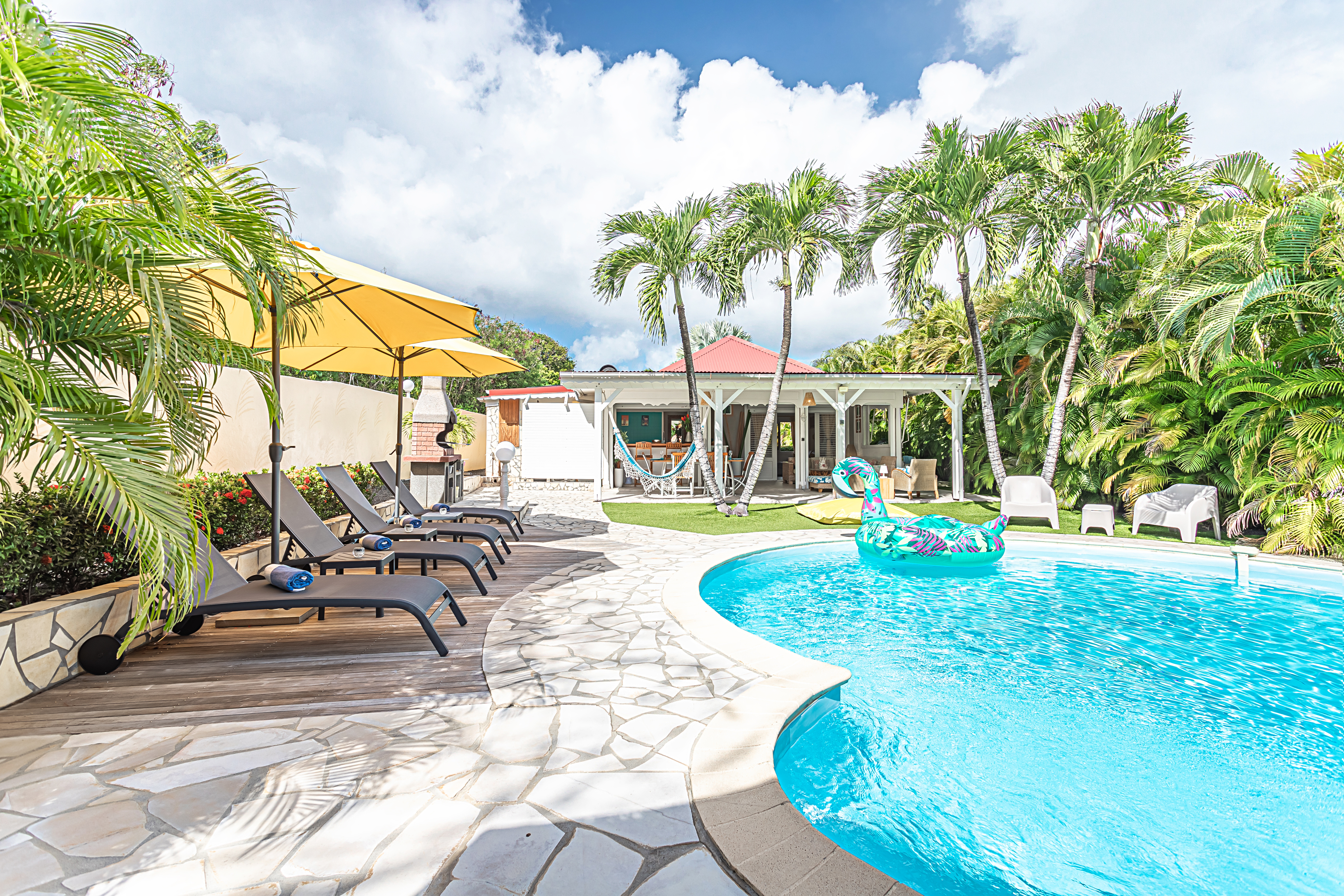Cozy villa and pool 300m from the sea