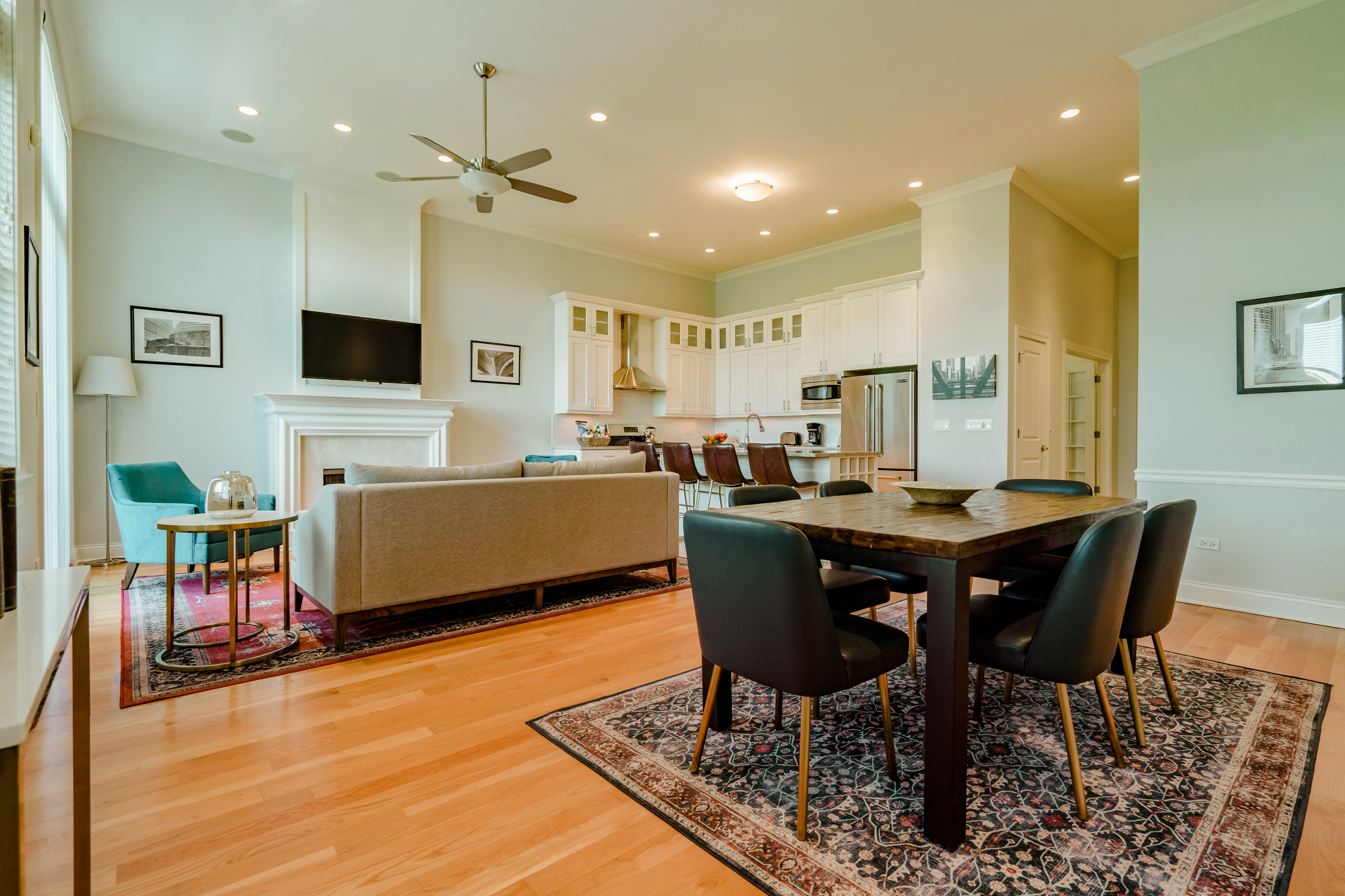 Luxe 3BD/2BA with Fireplace and Private Balcony in Uptown, Chicago