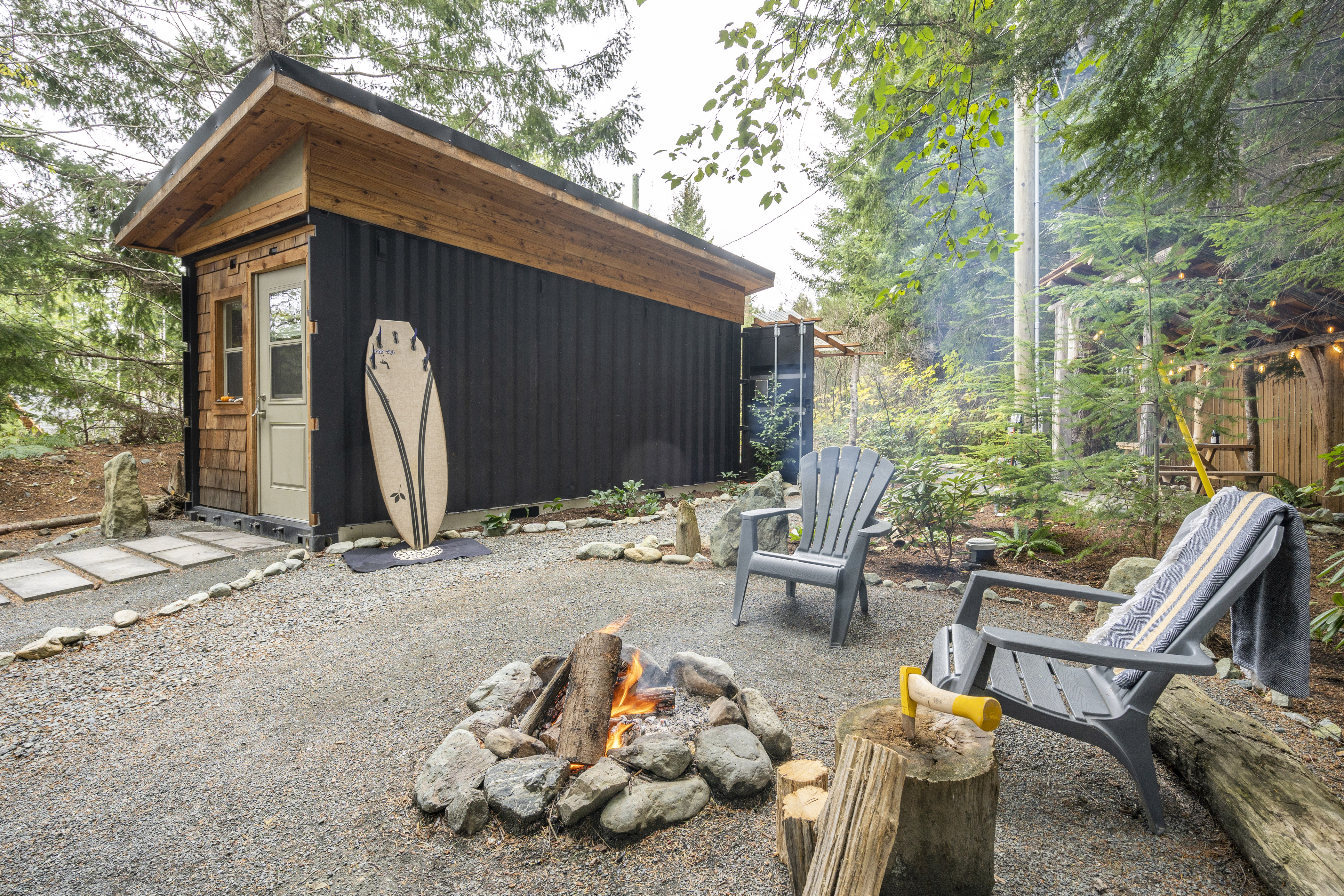 Creekside tiny paradise. Surf hike and chill.