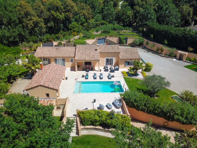 Contemporary villa with pool - 10 people