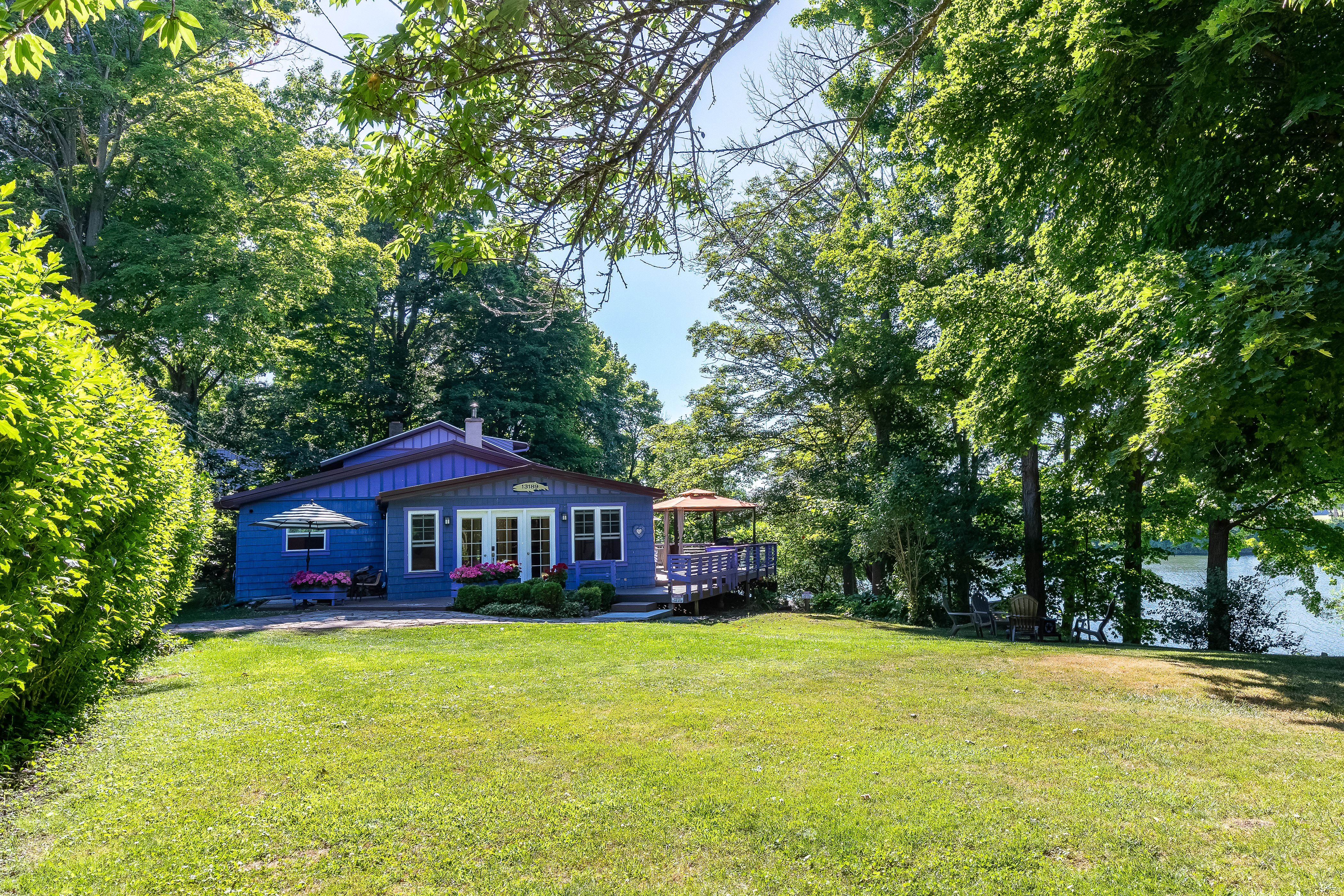 Lake Front: Beautiful Cottage on Lake Alice