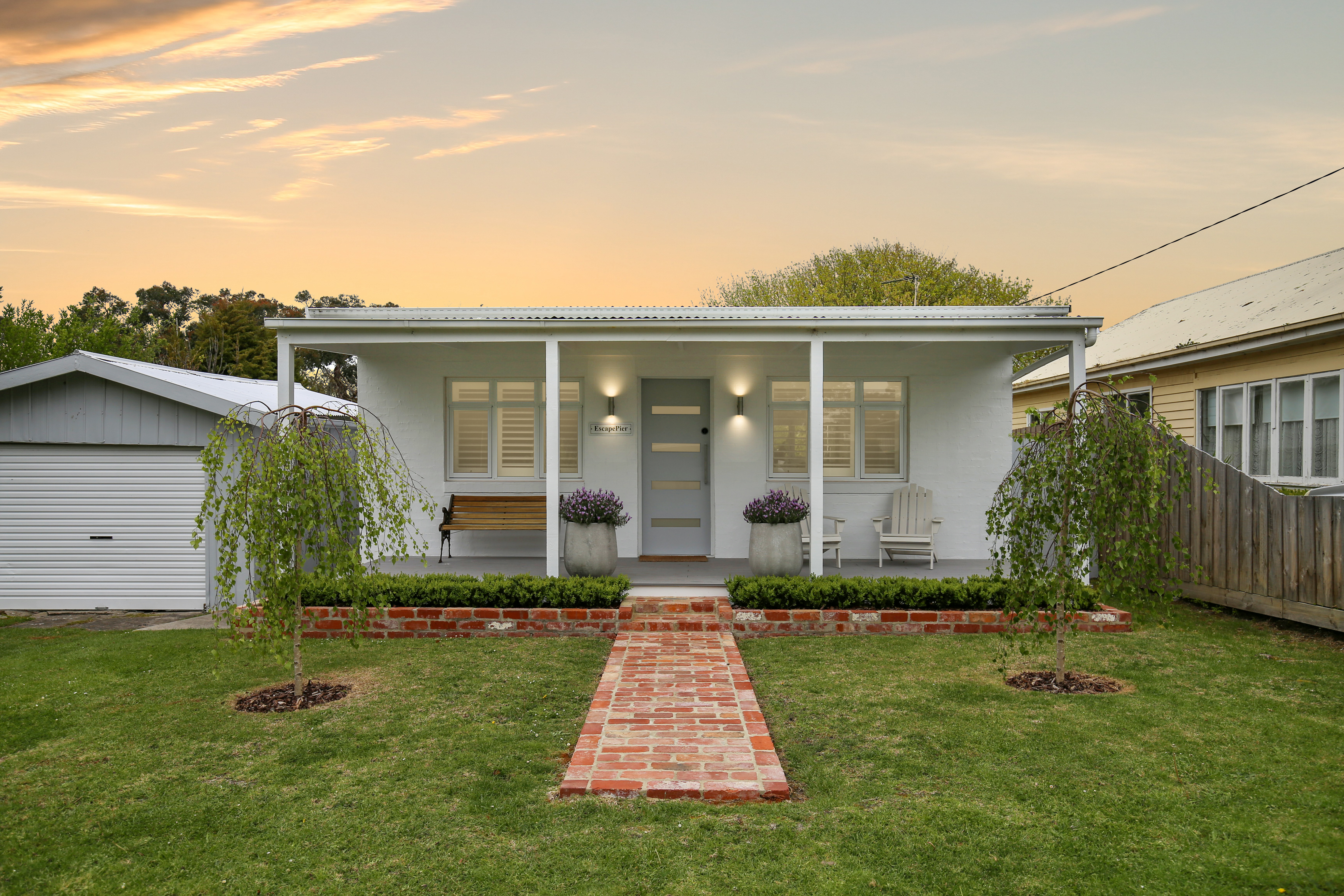 'EscapePier' - Renovated Coastal Cottage