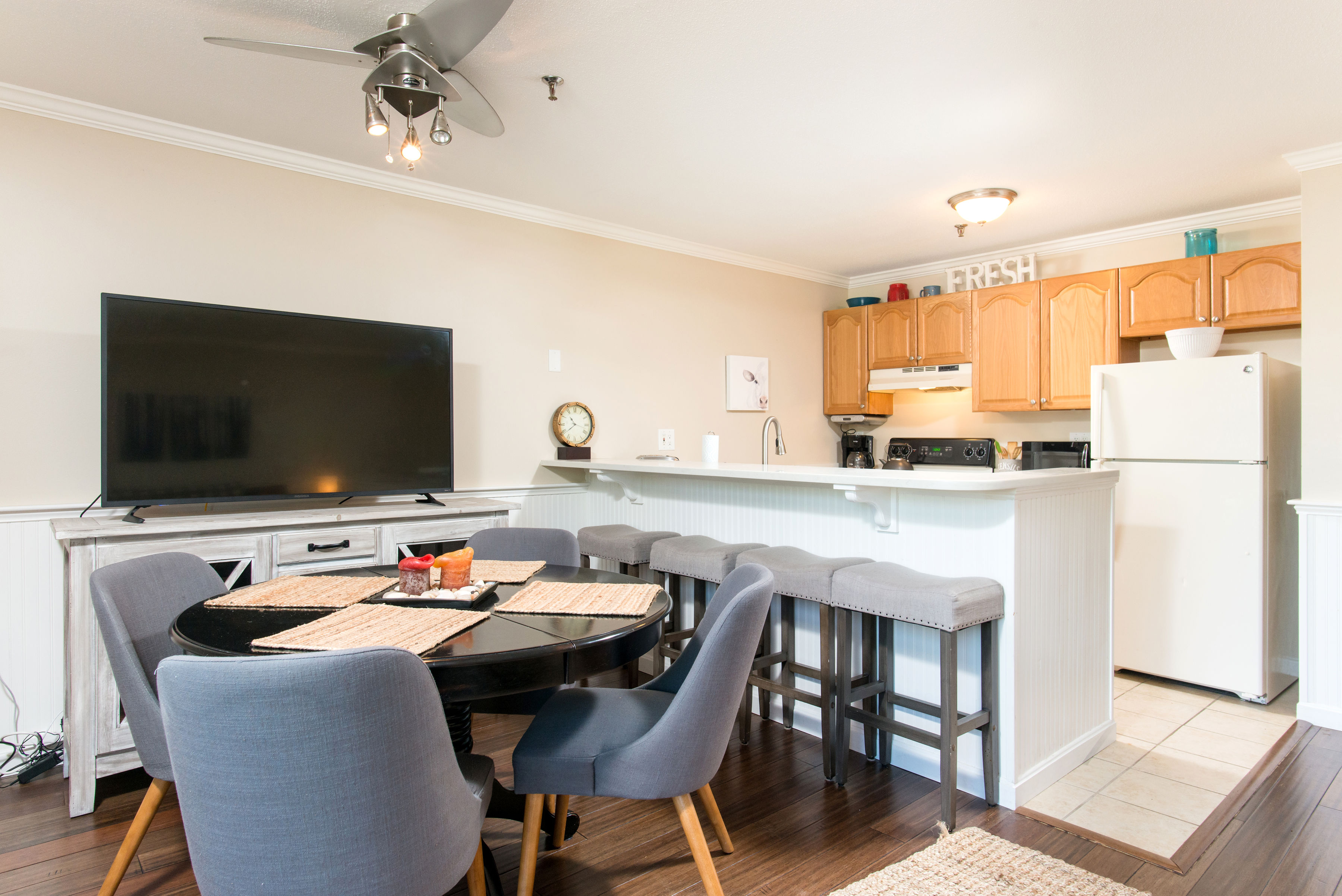 Beautiful 1 bedroom condo across from the lake Condominiums for Rent