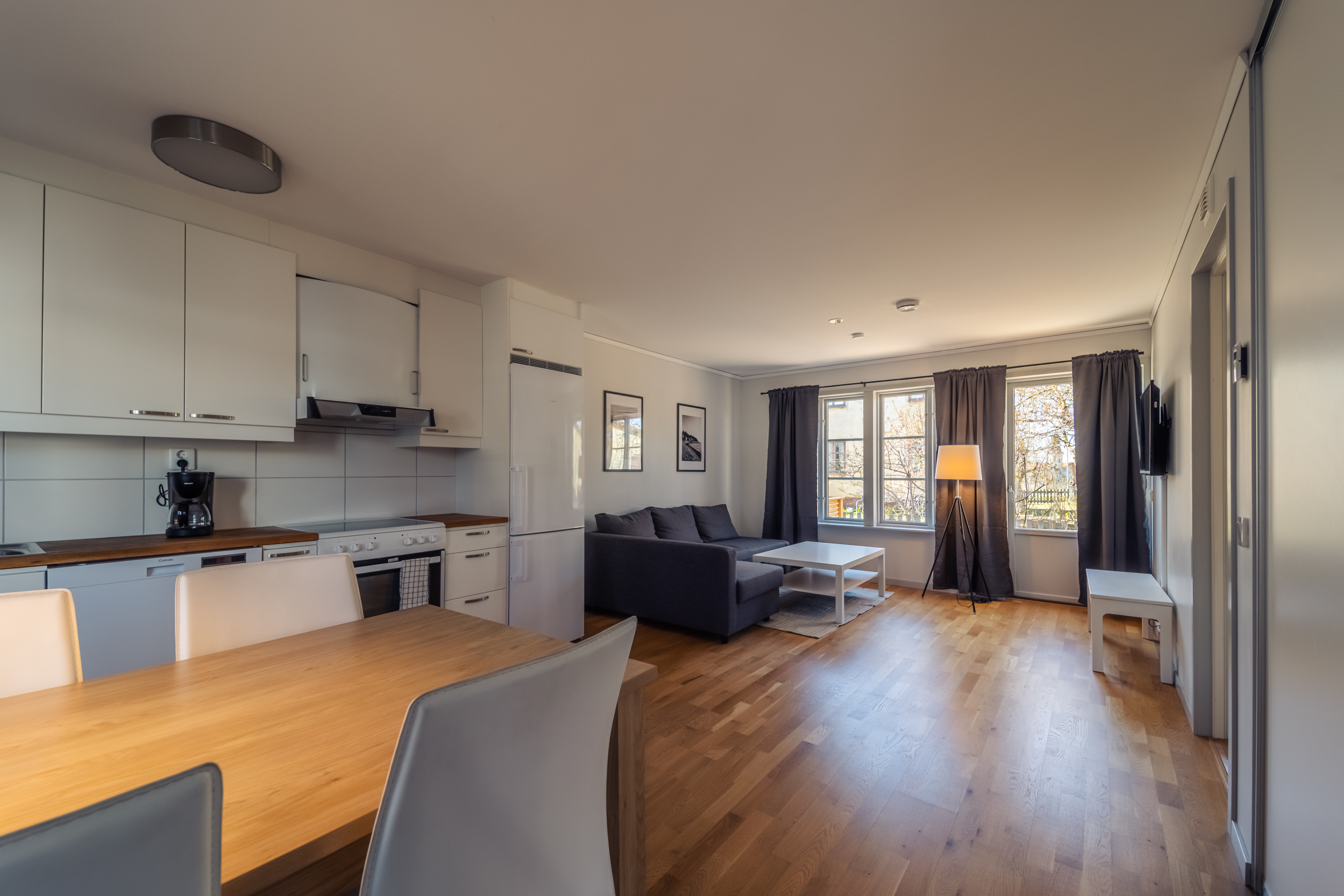 2 rooms & kitchen in quiet location right outside the ring wall