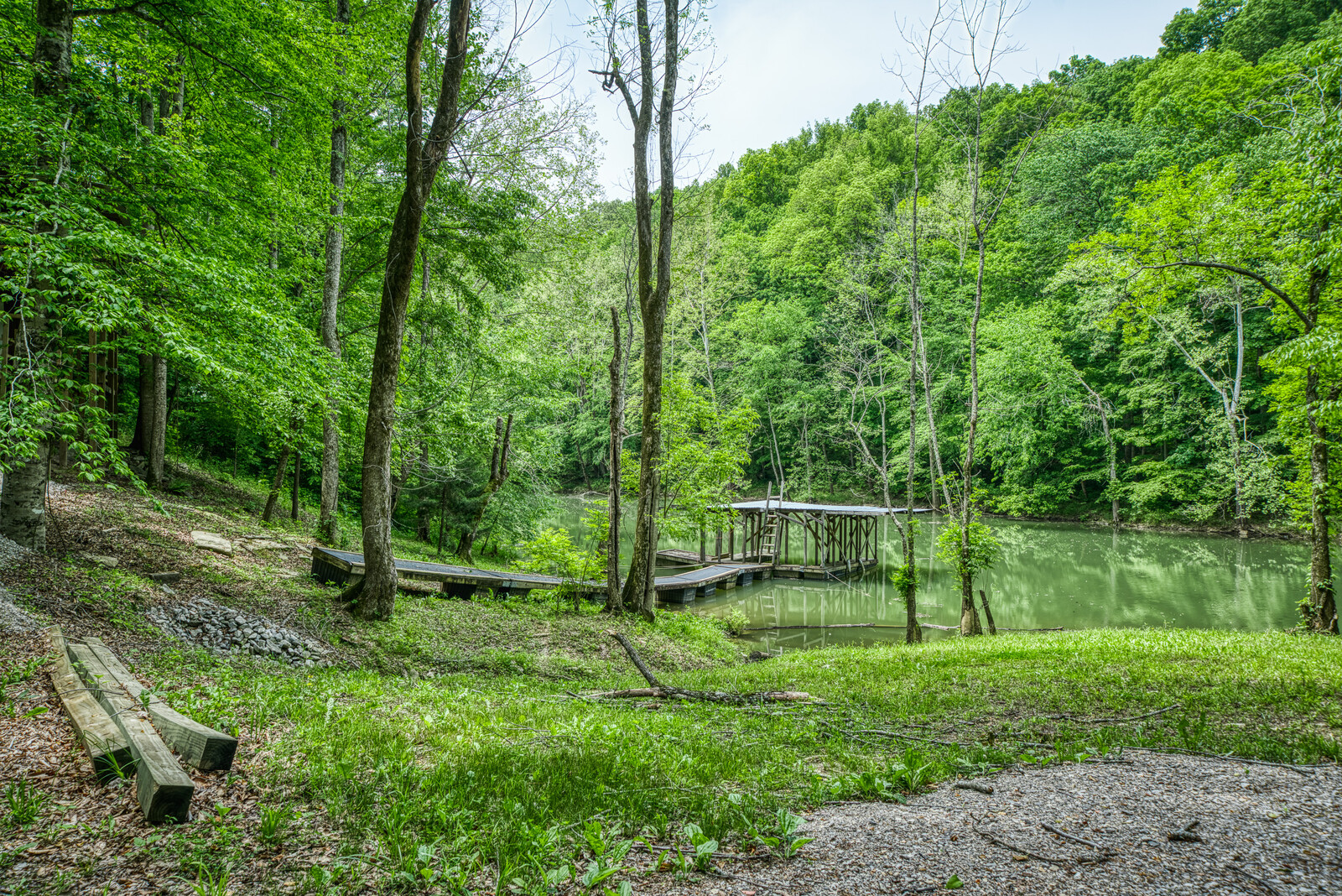 Back River Cabin along side the Caney Fork River Cabins for Rent in