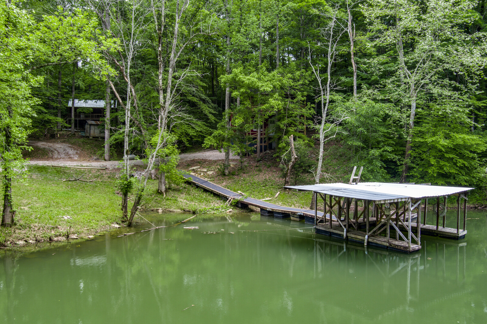 Back River Cabin along side the Caney Fork River Cabins for Rent in