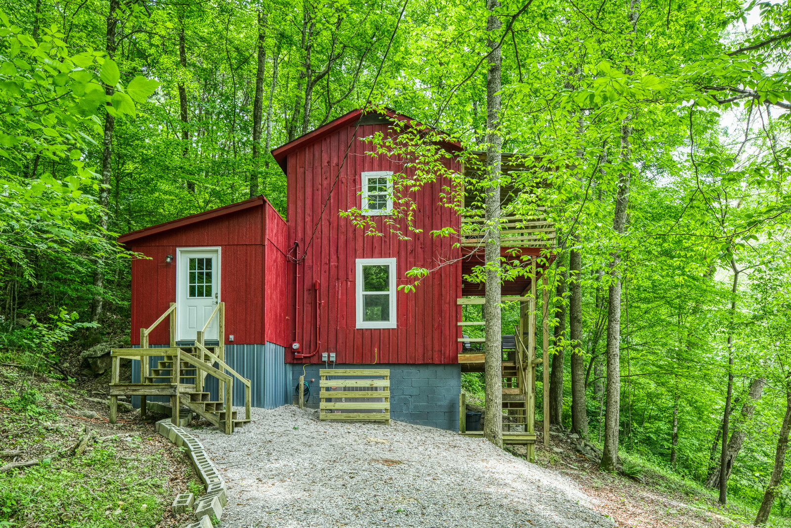 Back River Cabin along side the Caney Fork River Cabins for Rent in