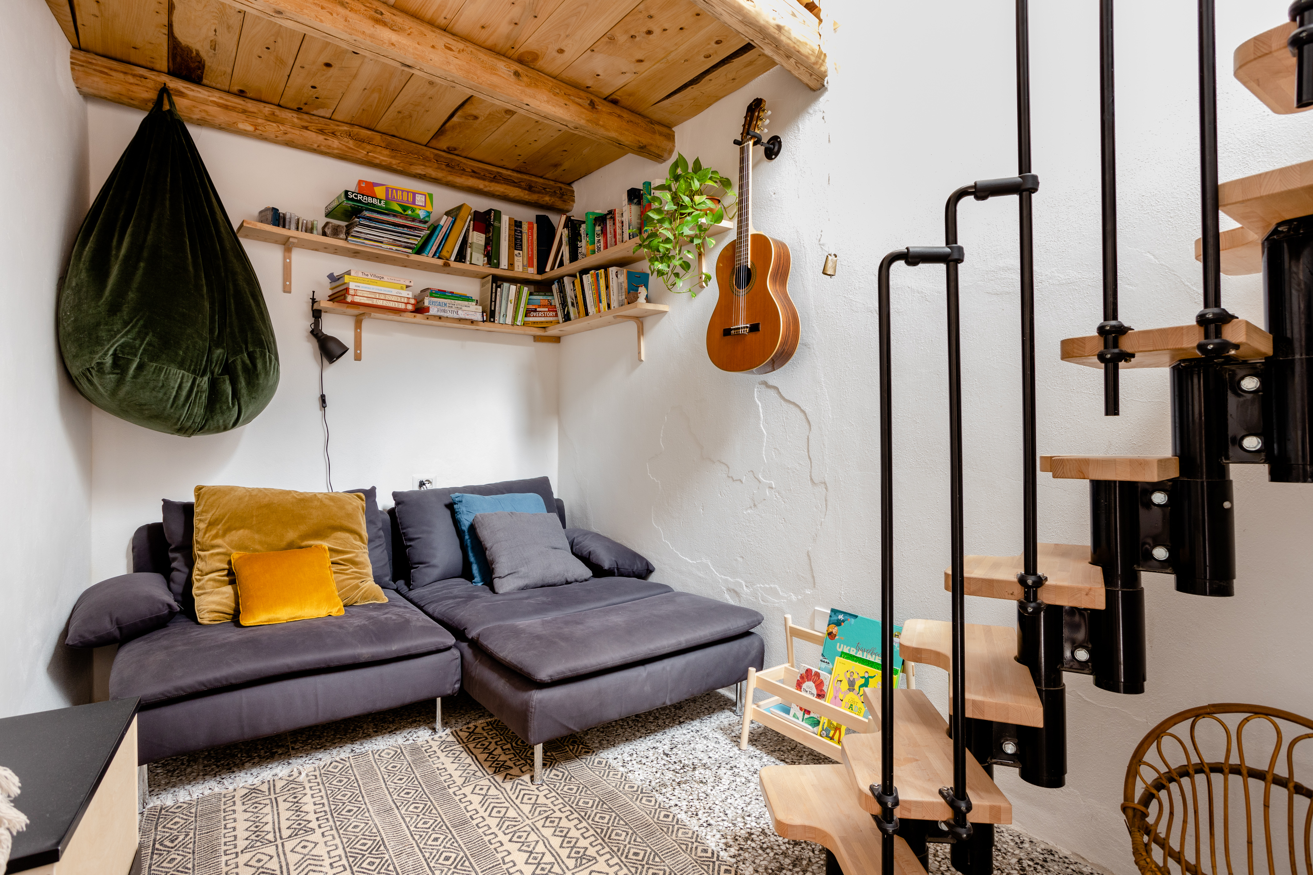 Lo iato: light-filled retreat, restored, w studio