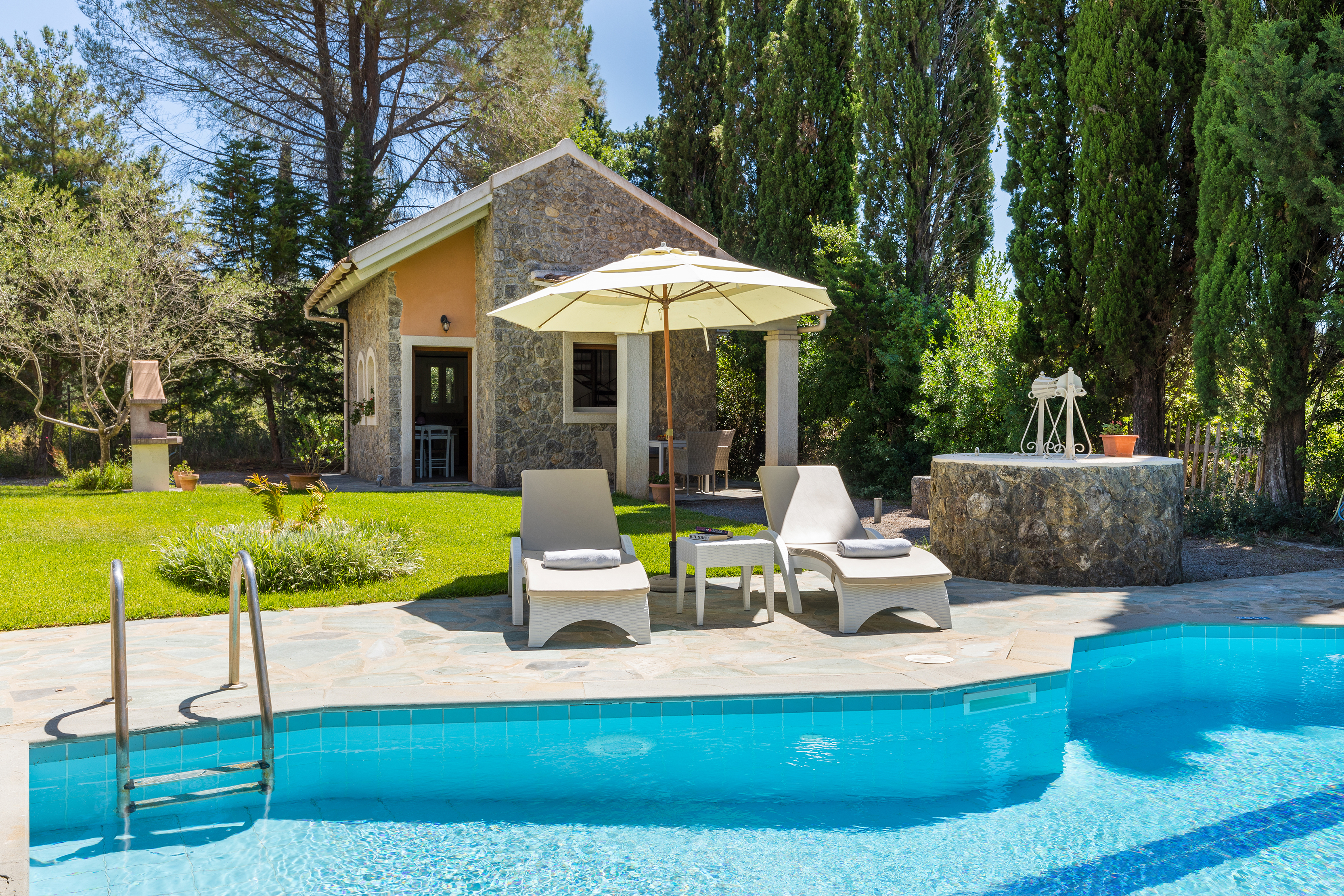 Petrinos Cottage, Private Pool, 300m to the beach.