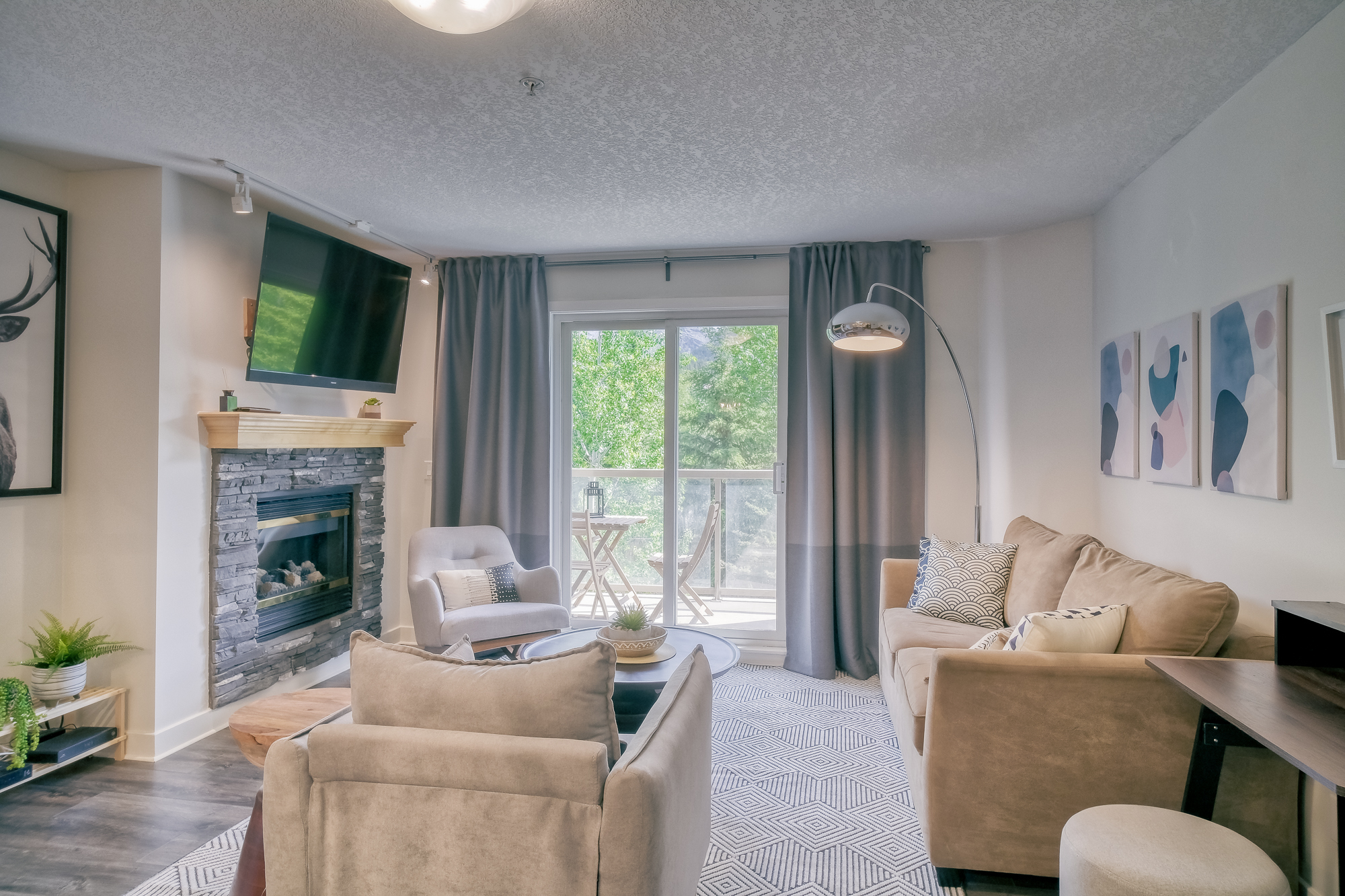 Cozy 2 BR (K+Q) Condo Perfect for WFH and Vacation Condominiums for