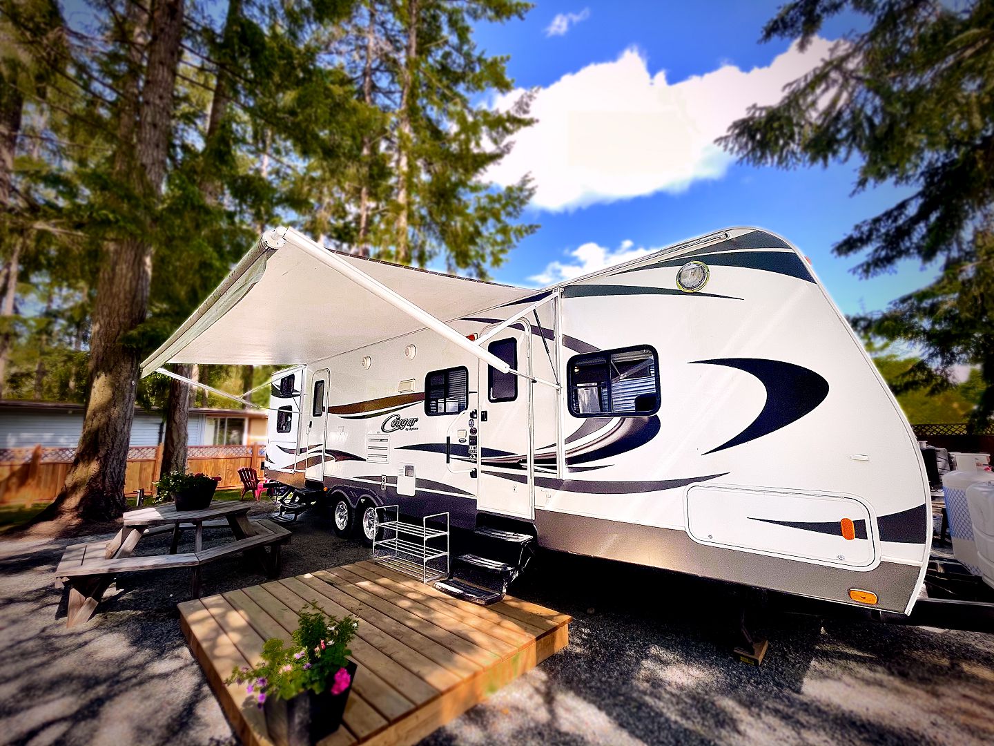 テント キャンピングカー グランピング 車中泊 RVグランピングG-2 ：二段ベッド付きの快適な35フィートトレーラー