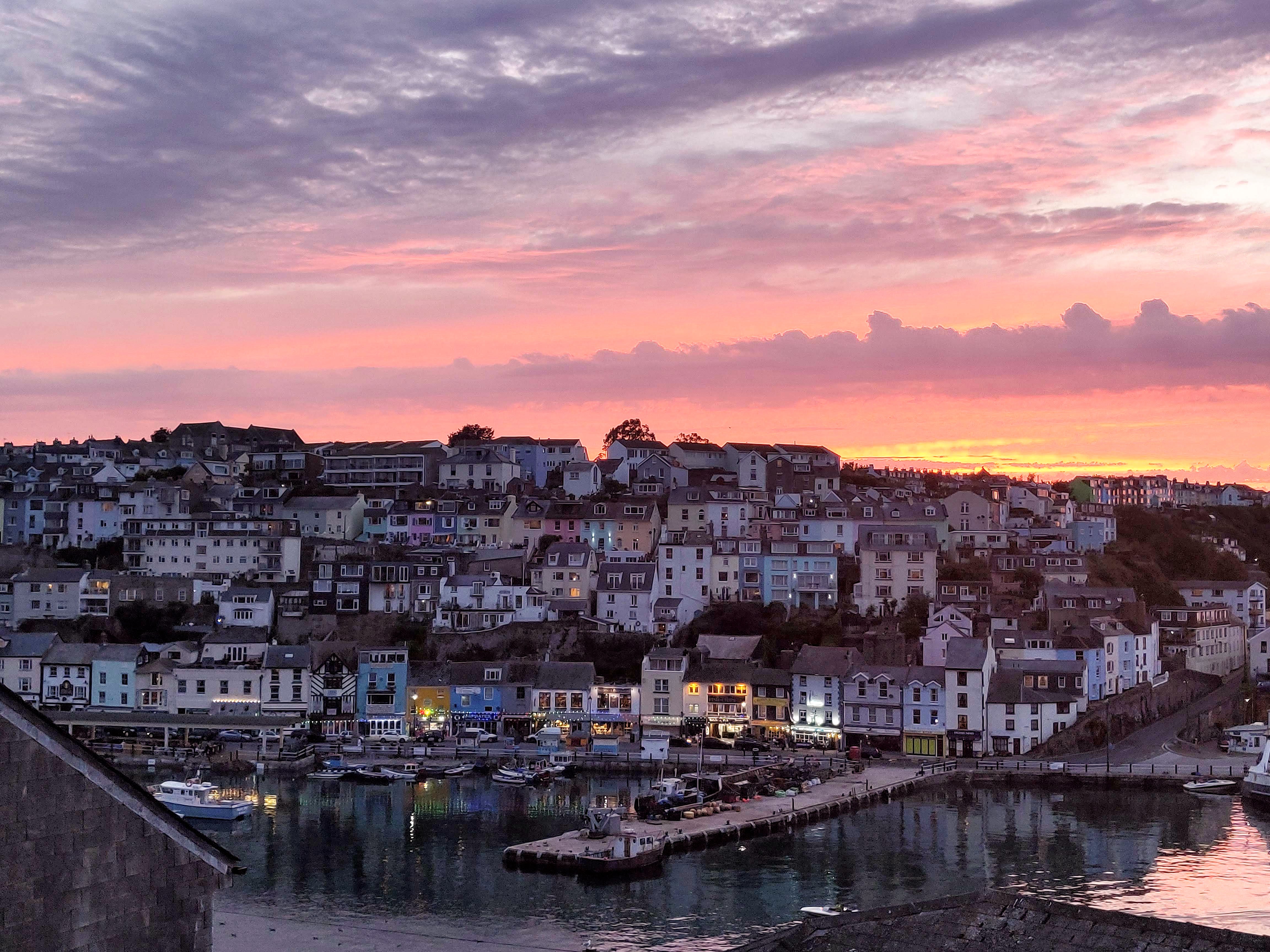 Luxury harbour home with sea views & free parking