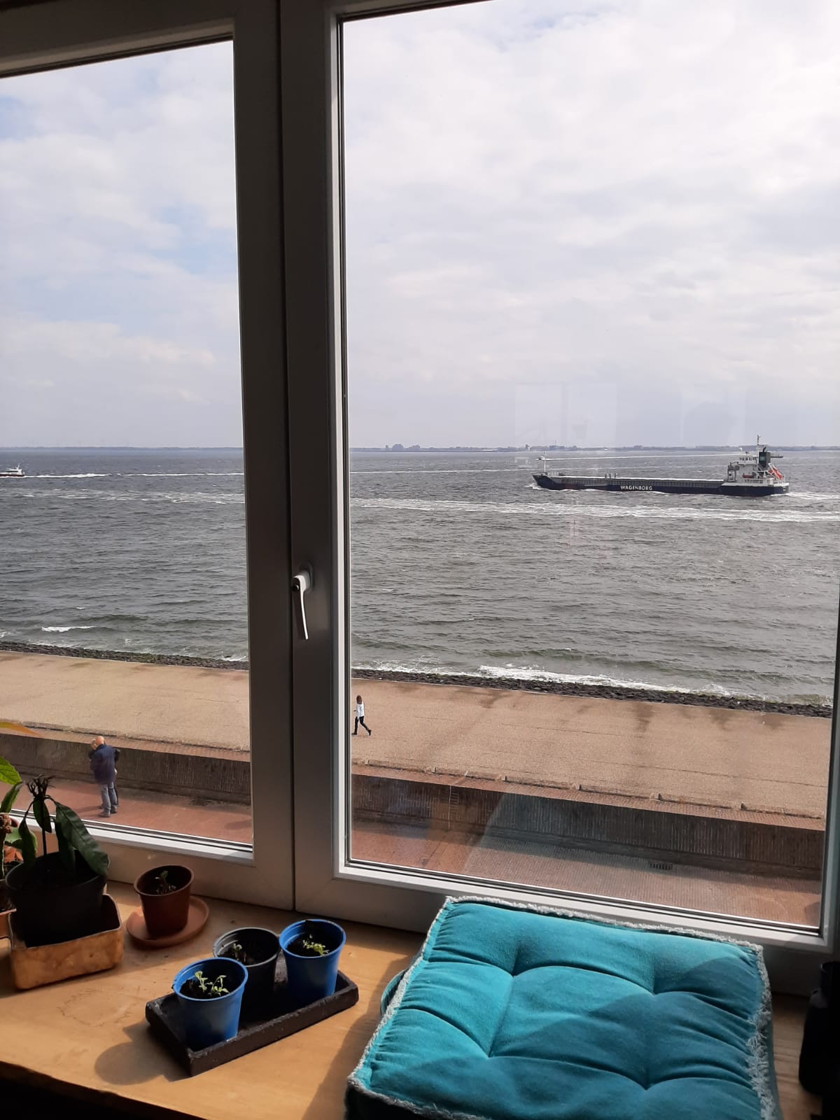 Right by the sea, beautiful modern apartment!