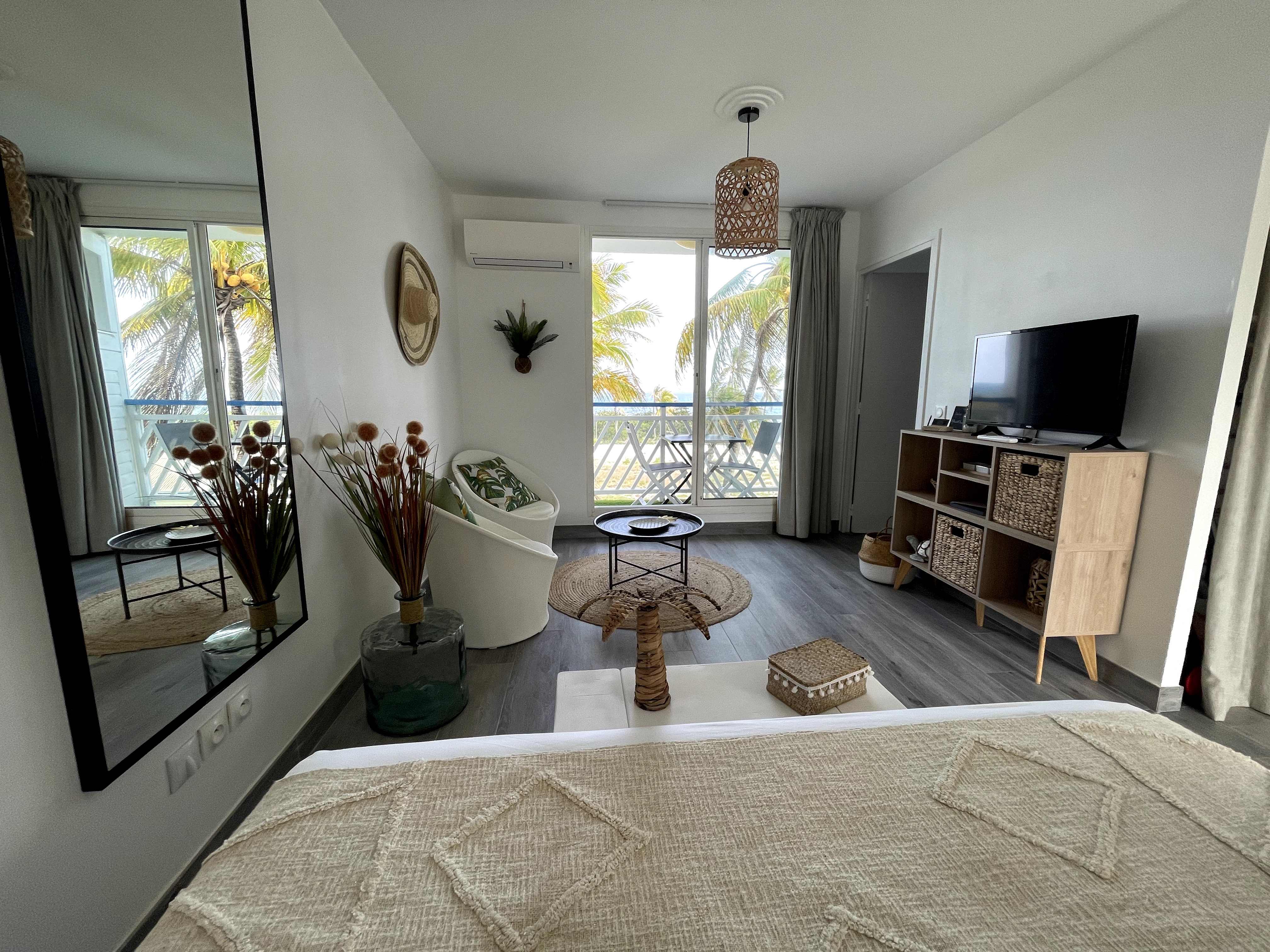 Atoumo studio facing the sea equipped with a tank