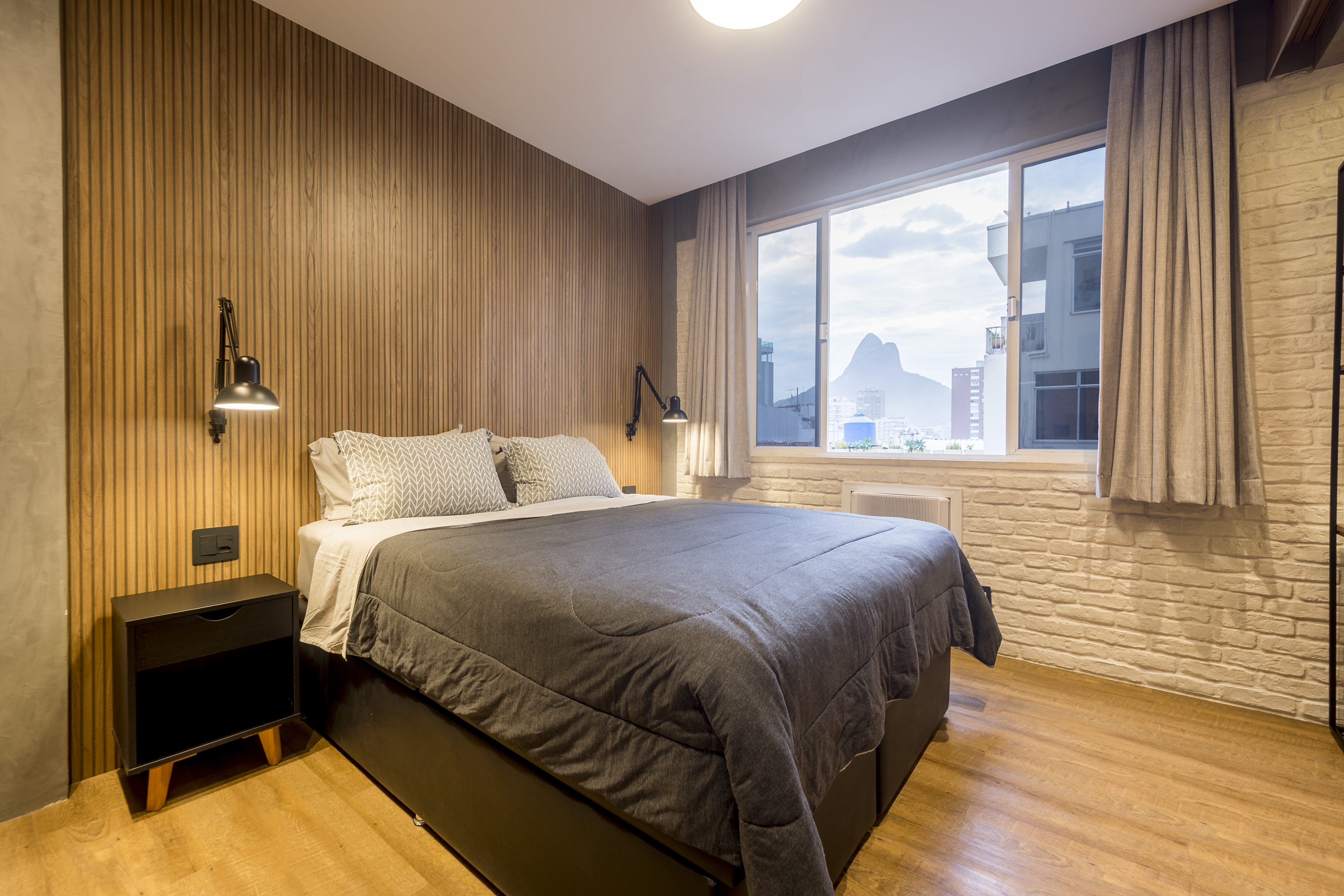 Modern Ipanema Loft: Iconic Dois Irmãos View