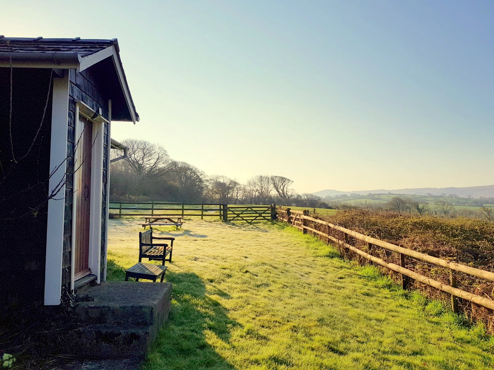 Shingleclad cottage by coast with mountain views Cottages for Rent