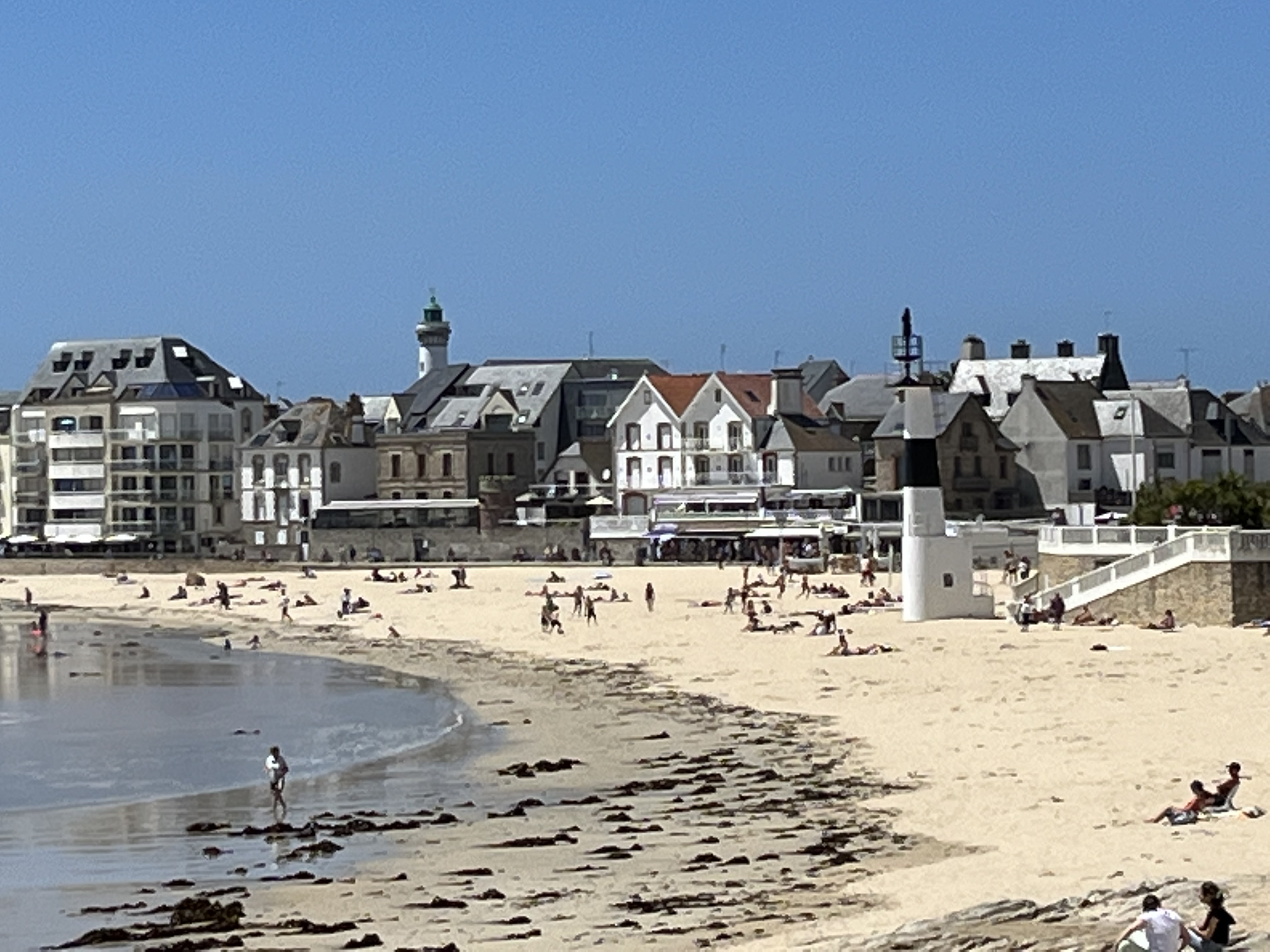 ALL ON FOOT : near the large beach