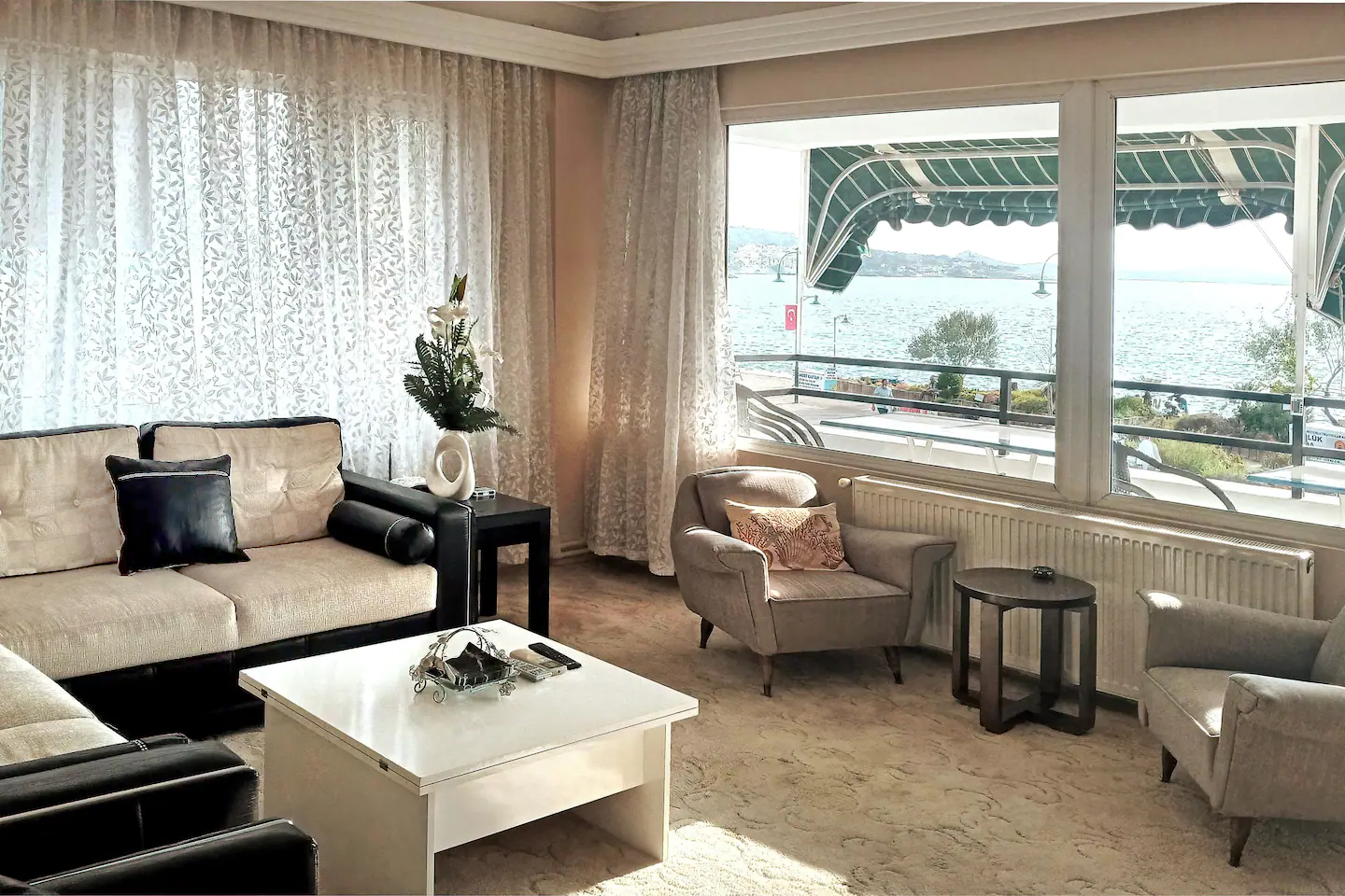 Merkezi, deniz manzaralı, asansörlü, müstakil. Ayvalık şehrinde