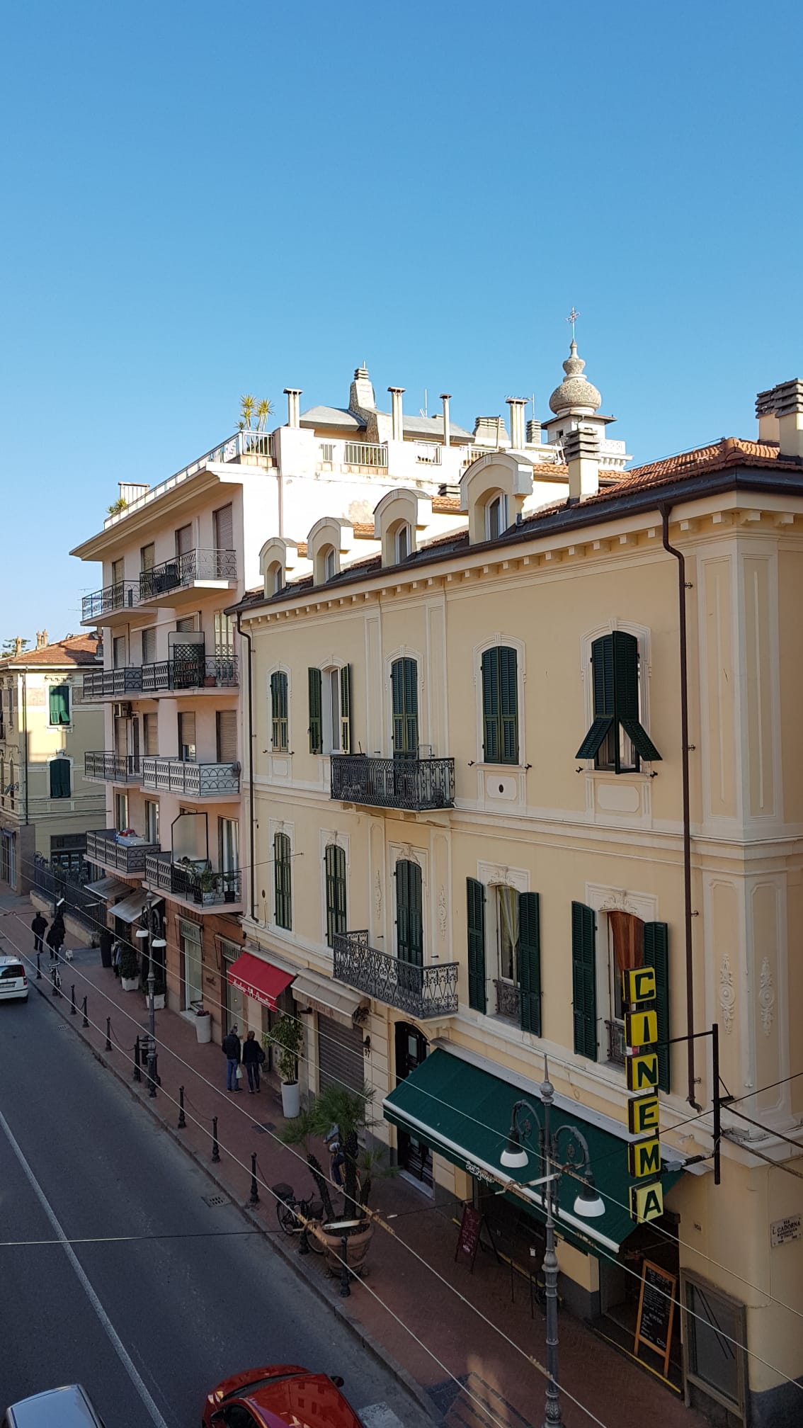 Holidaying 2 minutes from the beach, right in town