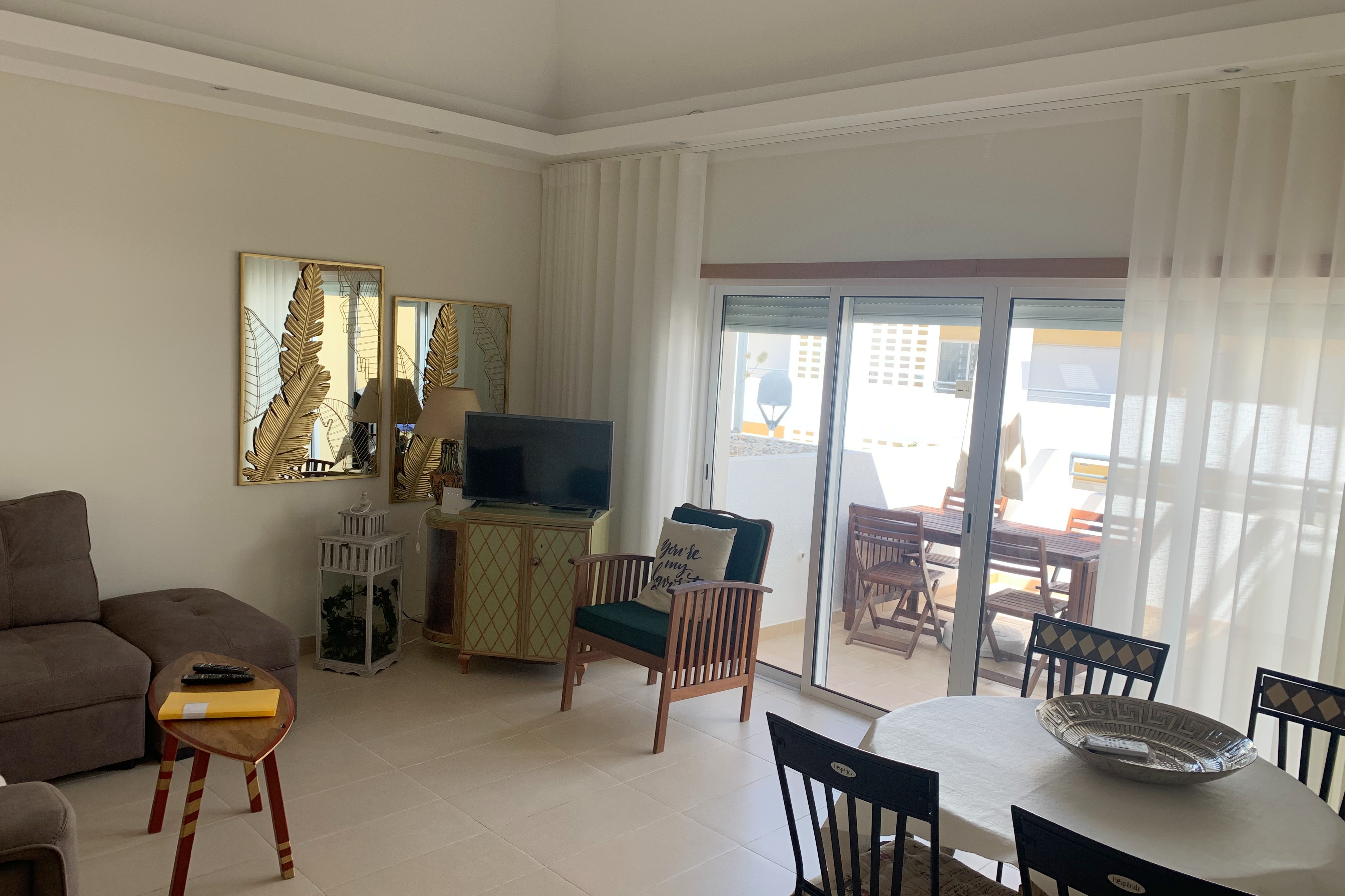 Penthouse apt 2 bed w/pool+12 min walk to pier