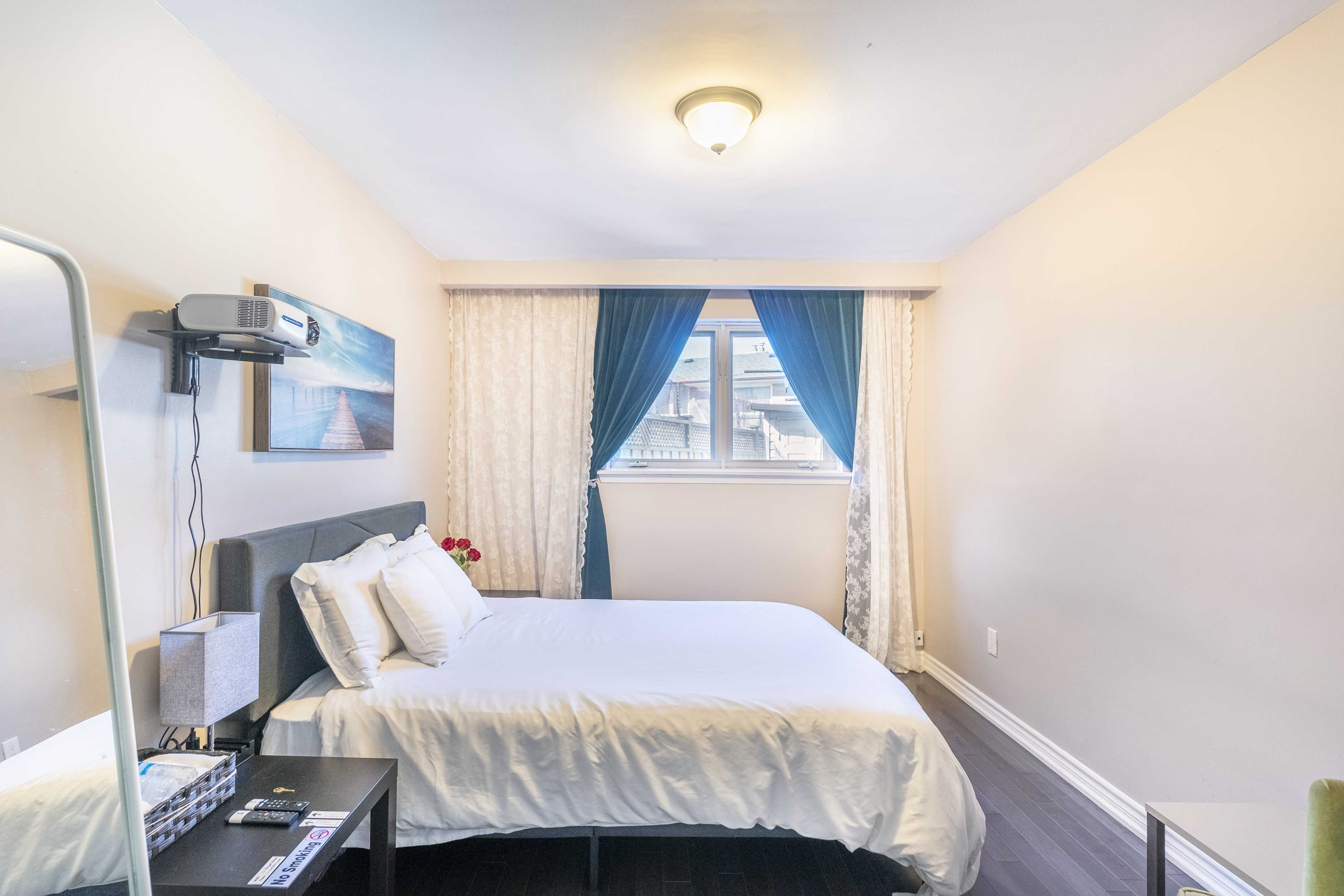 FREE parking-QUEEN bed-GROUND level! Cozy room