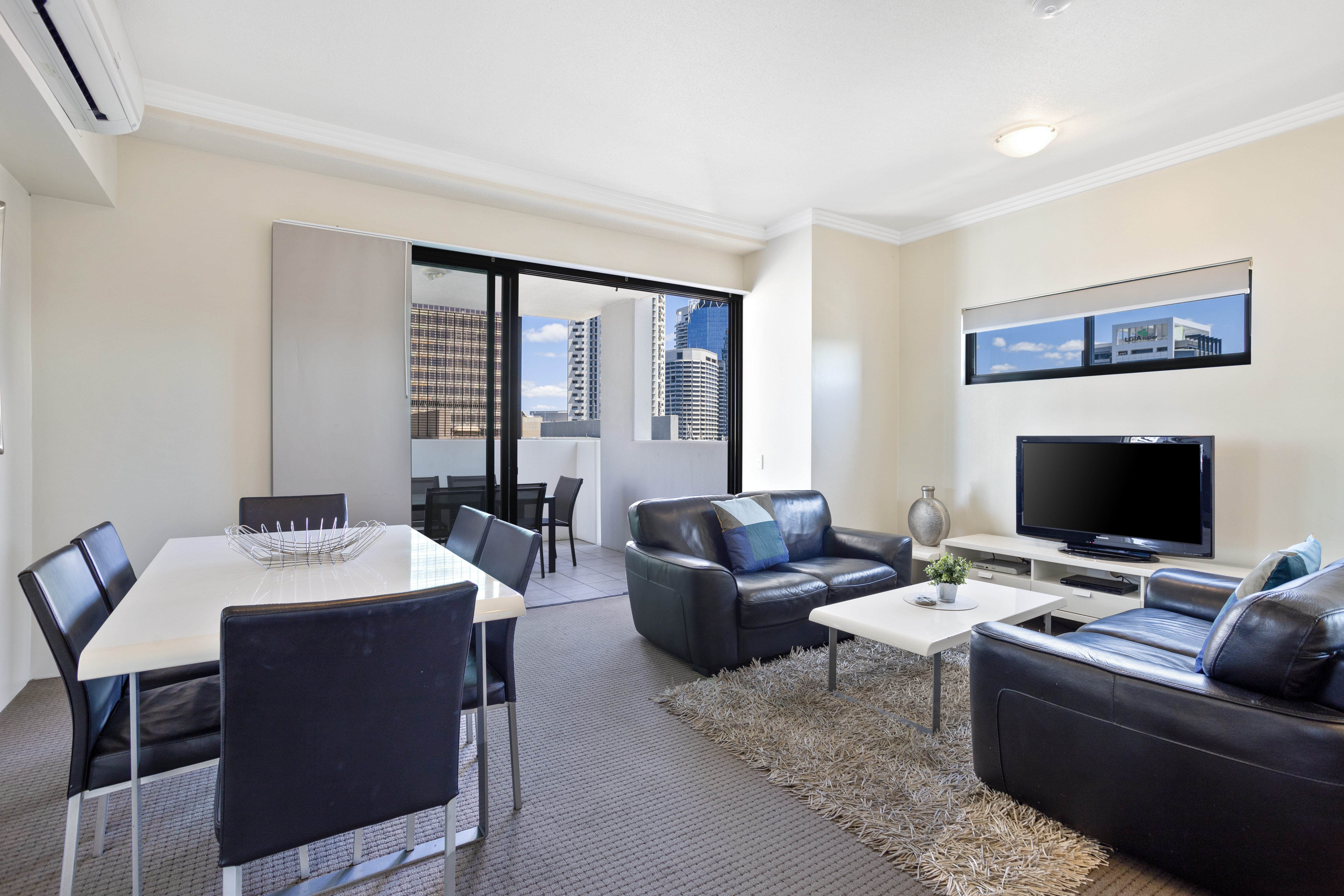 Family 3 Bedroom with aircon bedrooms in Spring Hill, Brisbane
