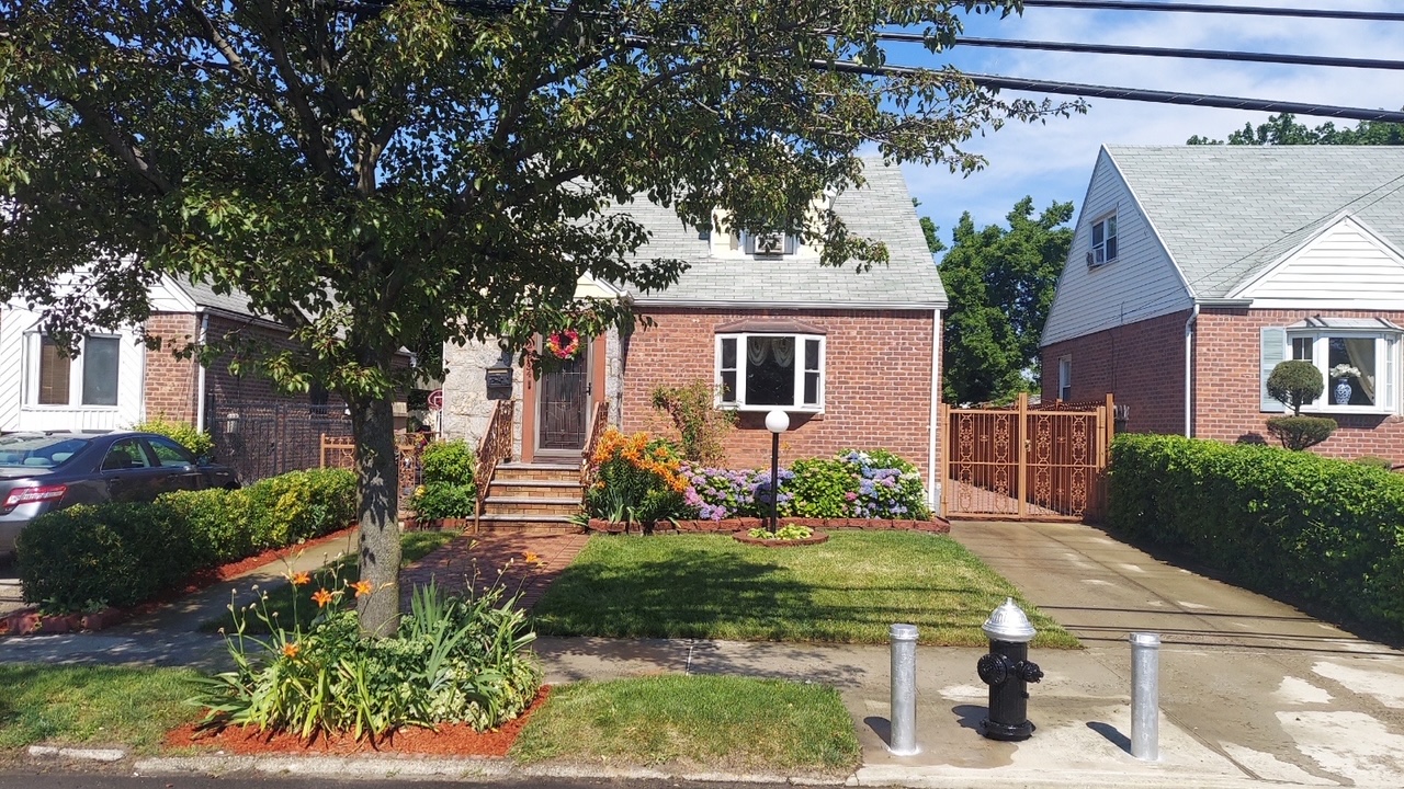 cheerful-3-bedroom-residential-home-in-queens-houses-for-rent-in