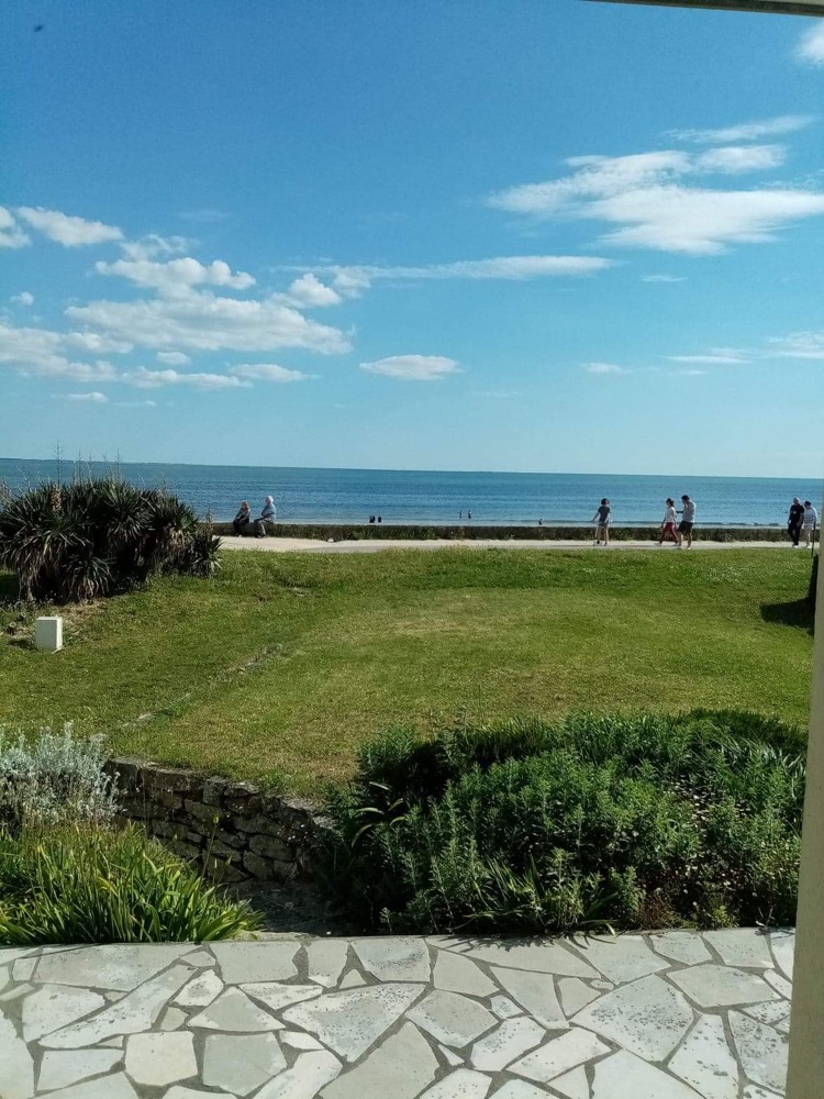 Apartment facing the sea