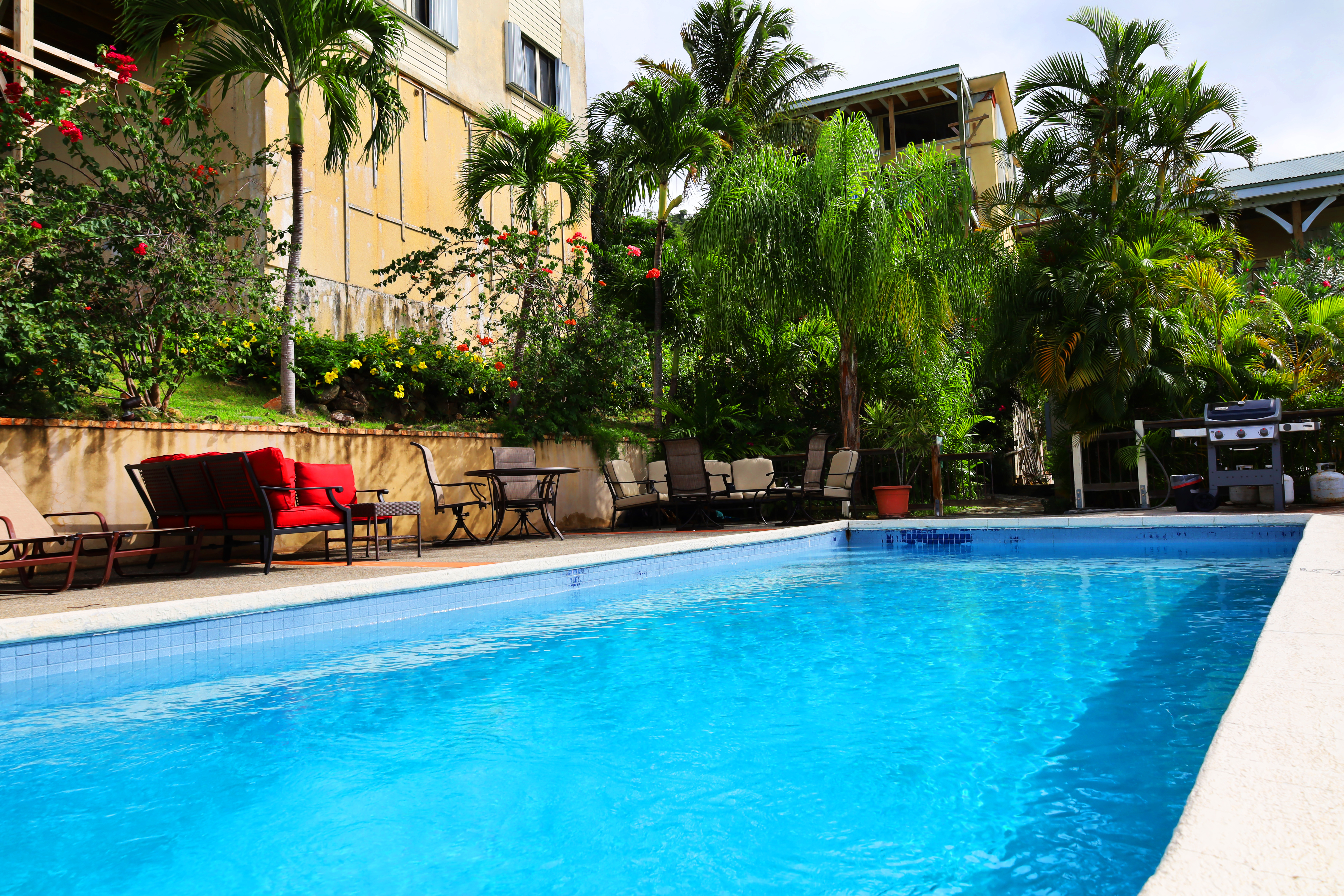 2 Bdrm w/ Car, Pool, & AC in Cruz Bay, STJ