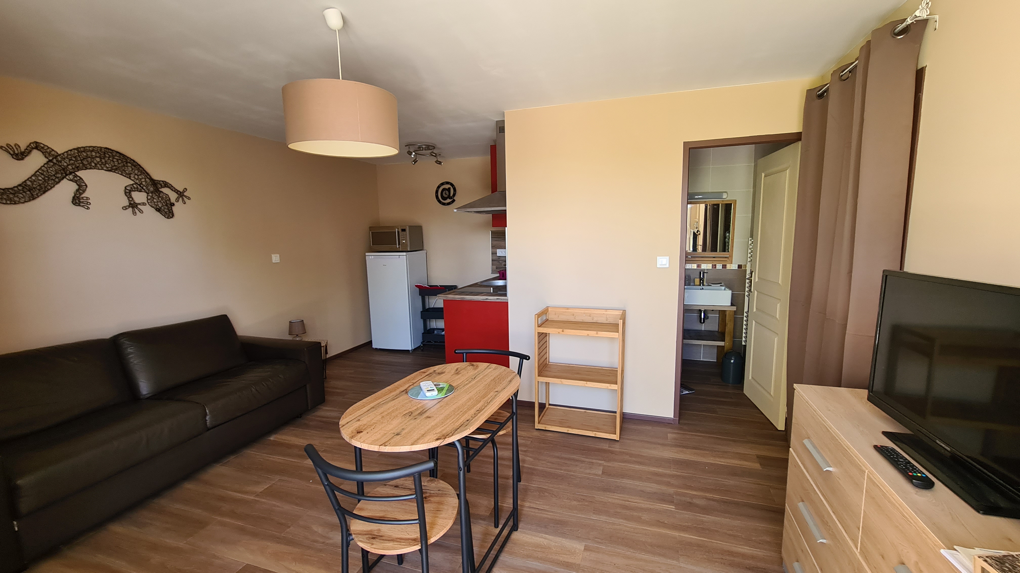 Air-conditioned studio with full kitchen and parking