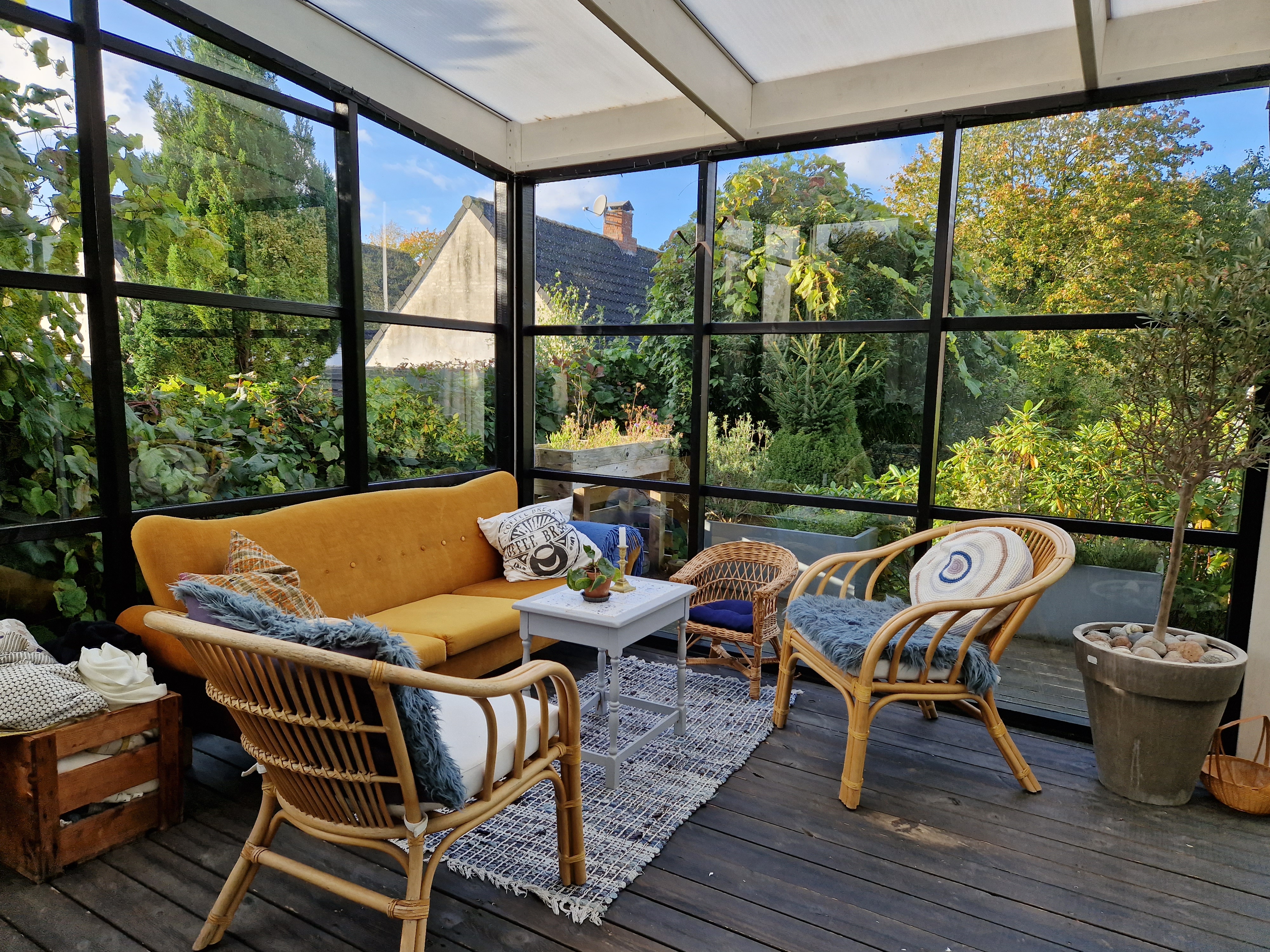 Kid-friendly house and large garden (with cat)