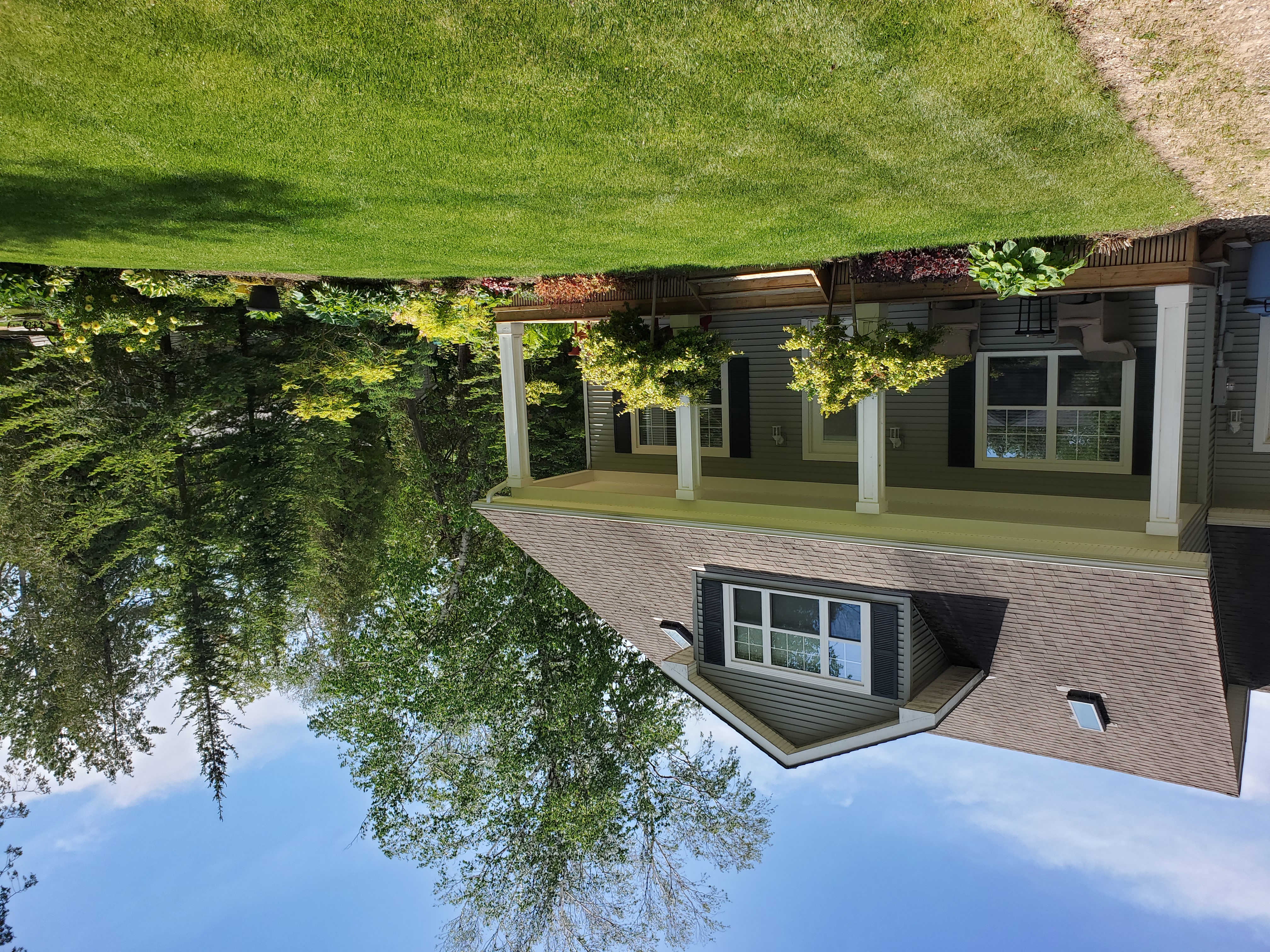 Cheerful 3-Bedroom Cottage, steps from the beach