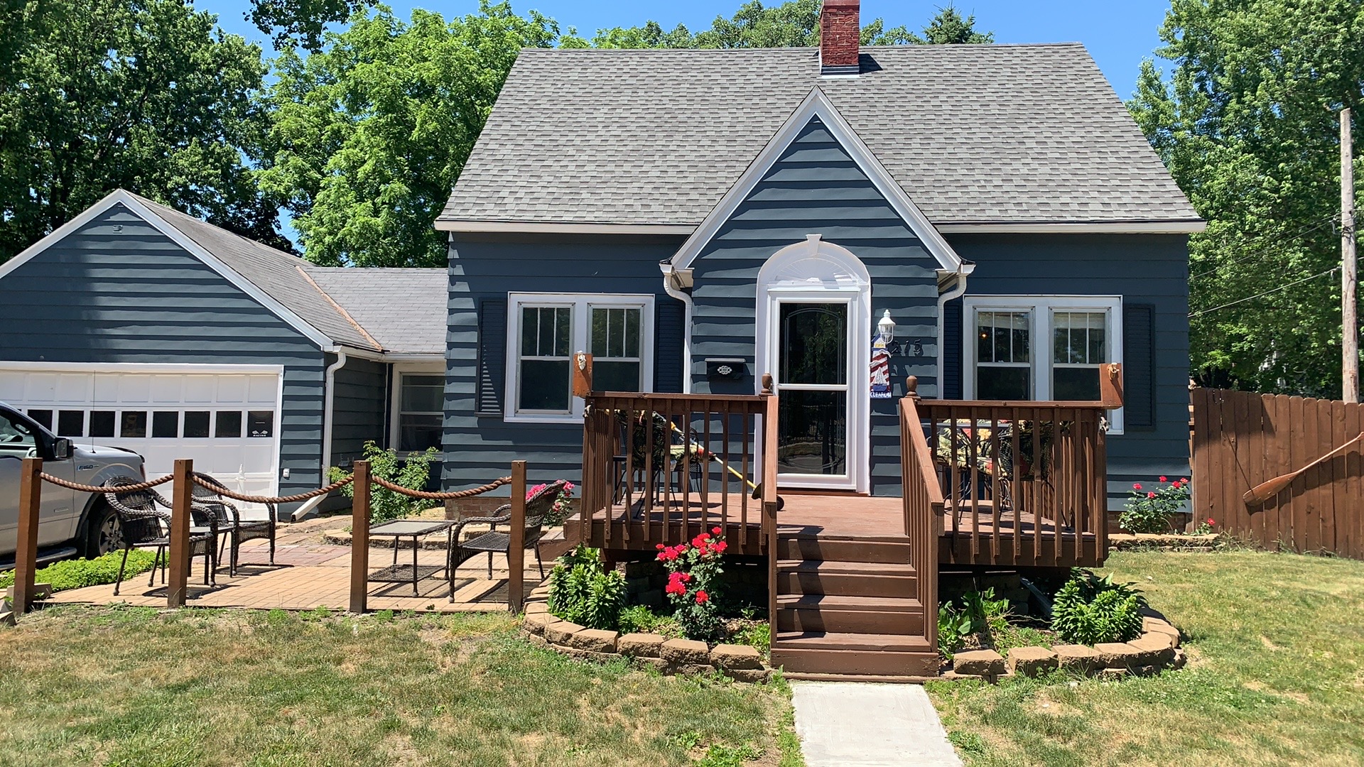 Charming 3 bedroom lake home with on site parking Cottages for Rent