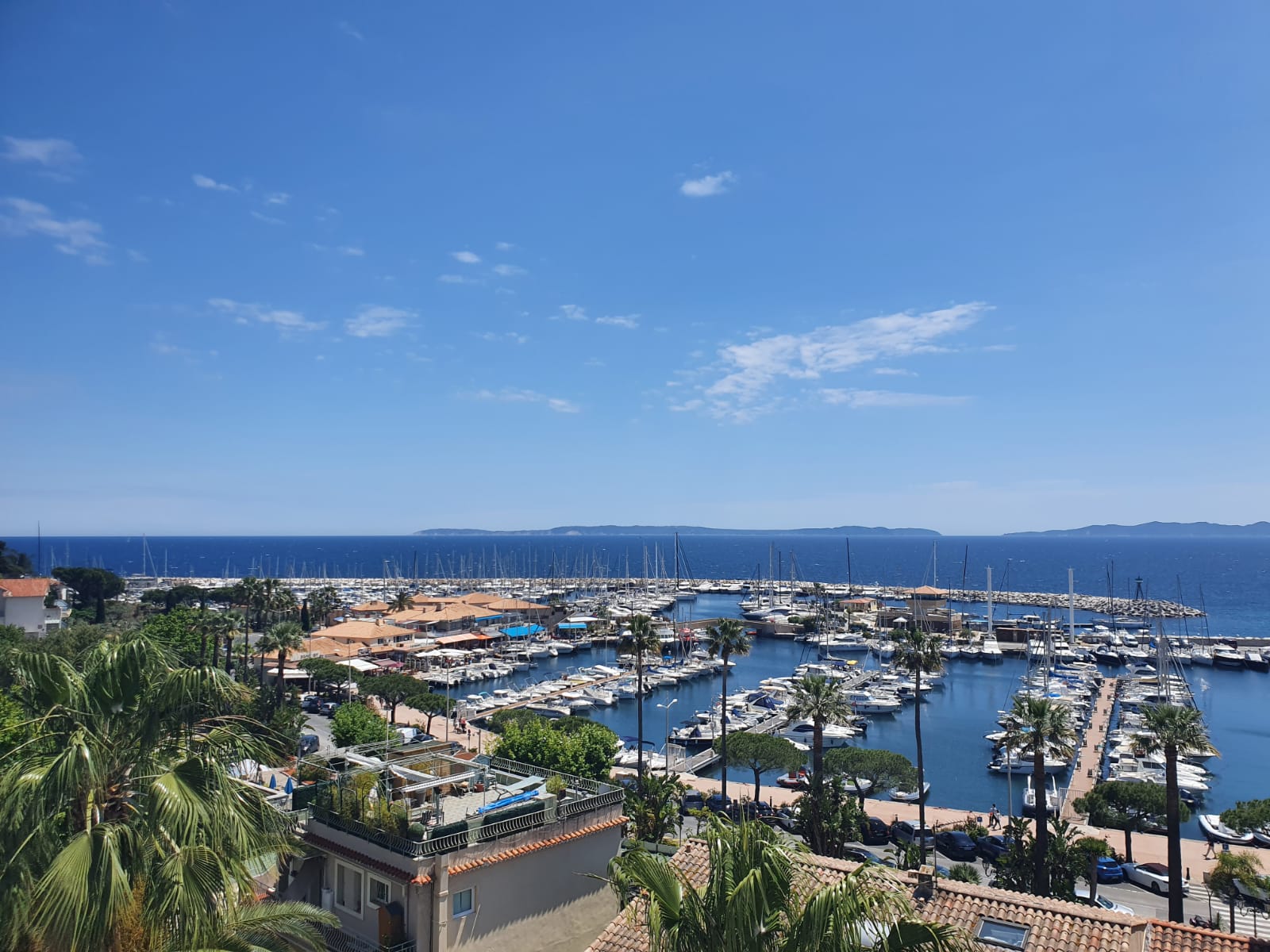 Exceptional sea view home - conveniently located