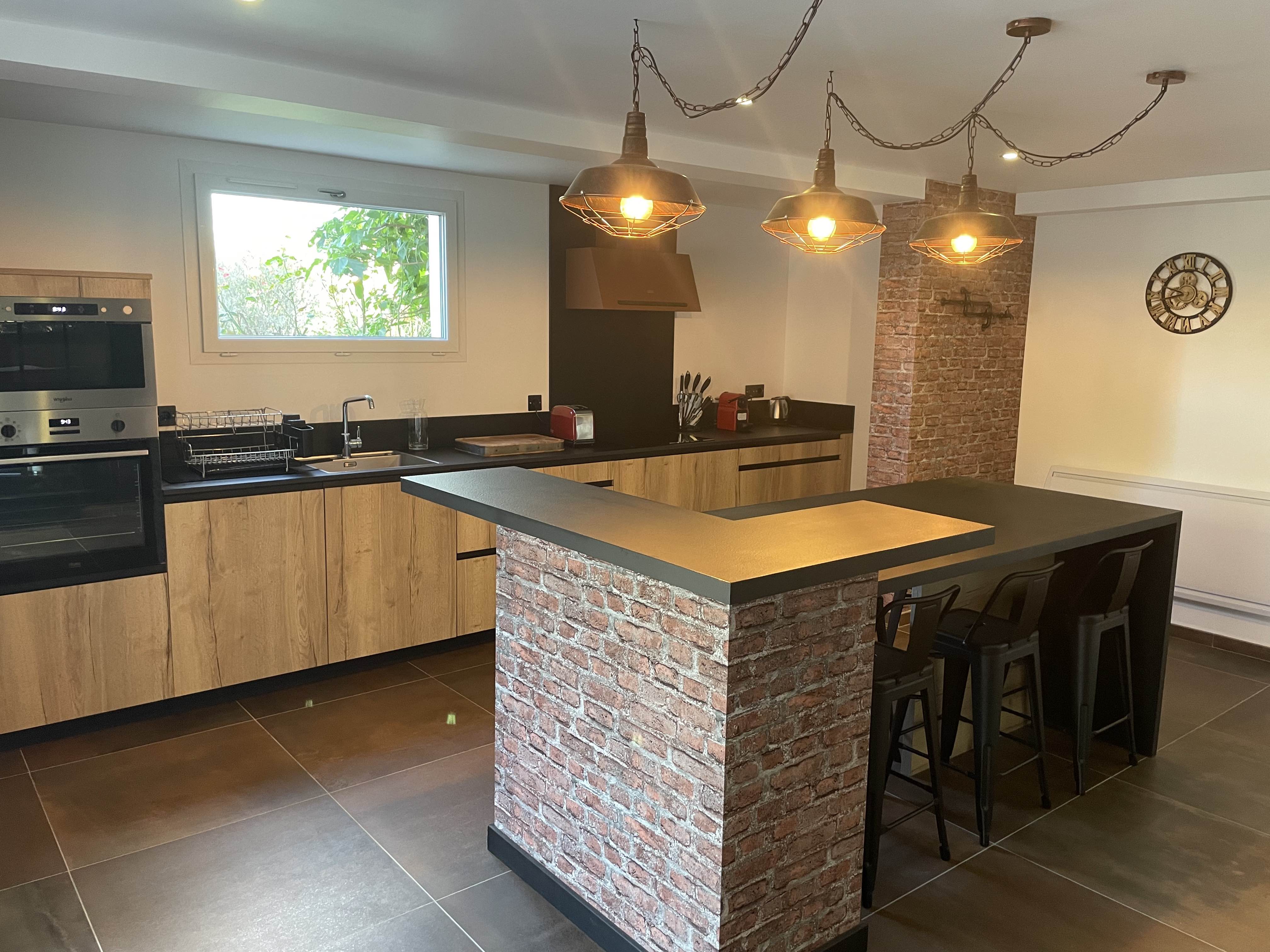 LOFT industriel, jaccuzi, jardin proche stations