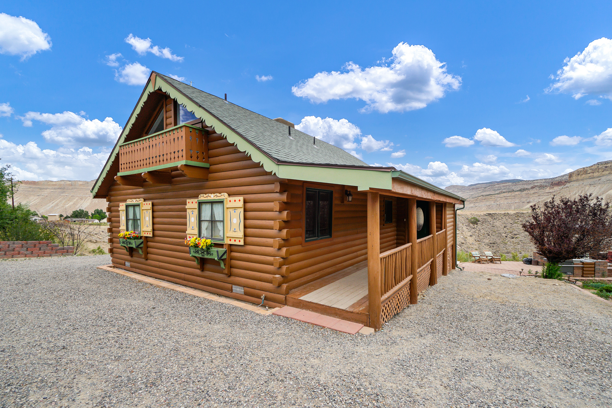 Peach Chalet, views, quiet, 5 min to downtown