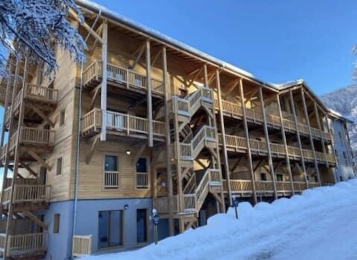 Warm T2 (4/6 people) views of the slopes