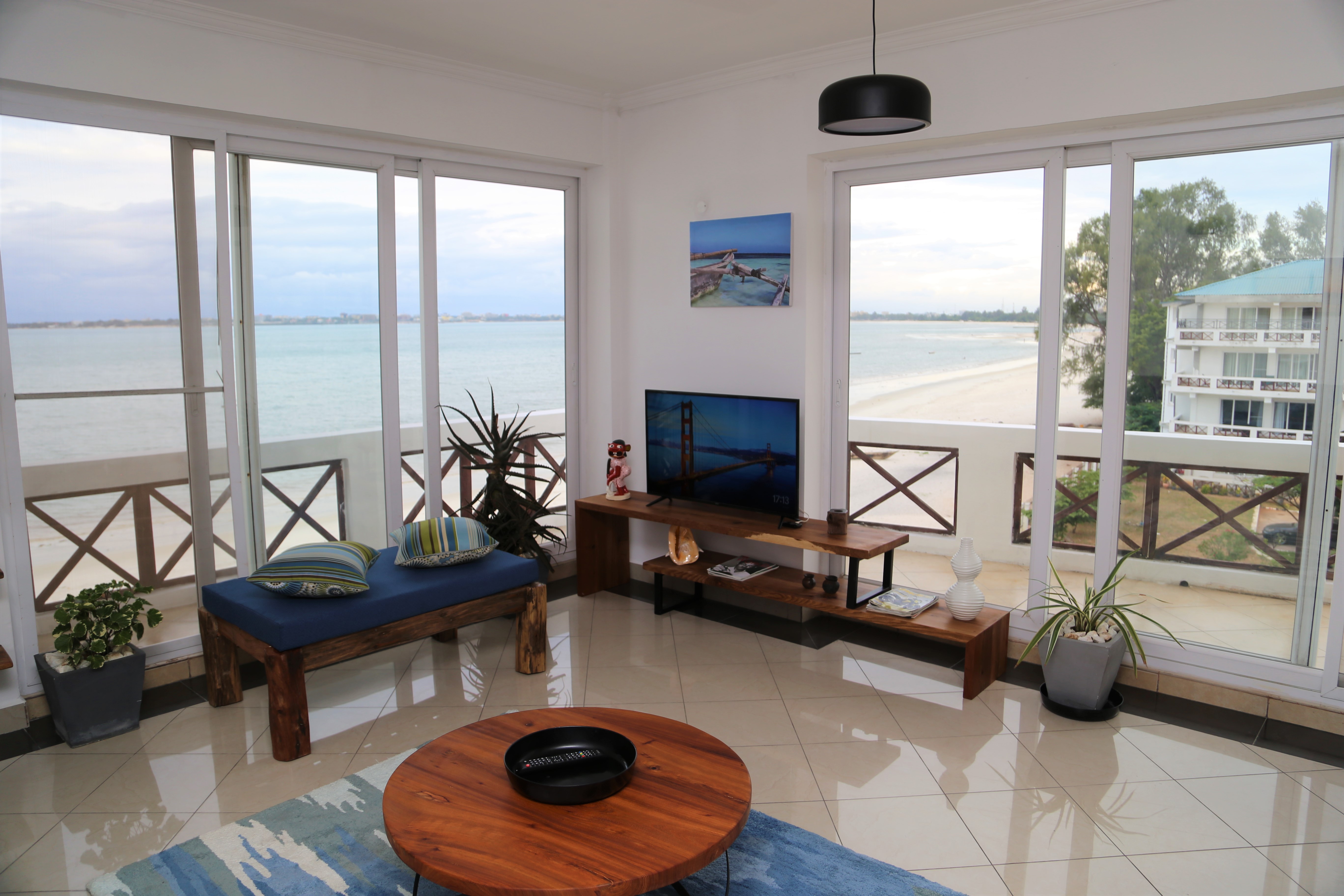 Ocean front beach apartment + 3 ensuite bedrooms Condominiums for