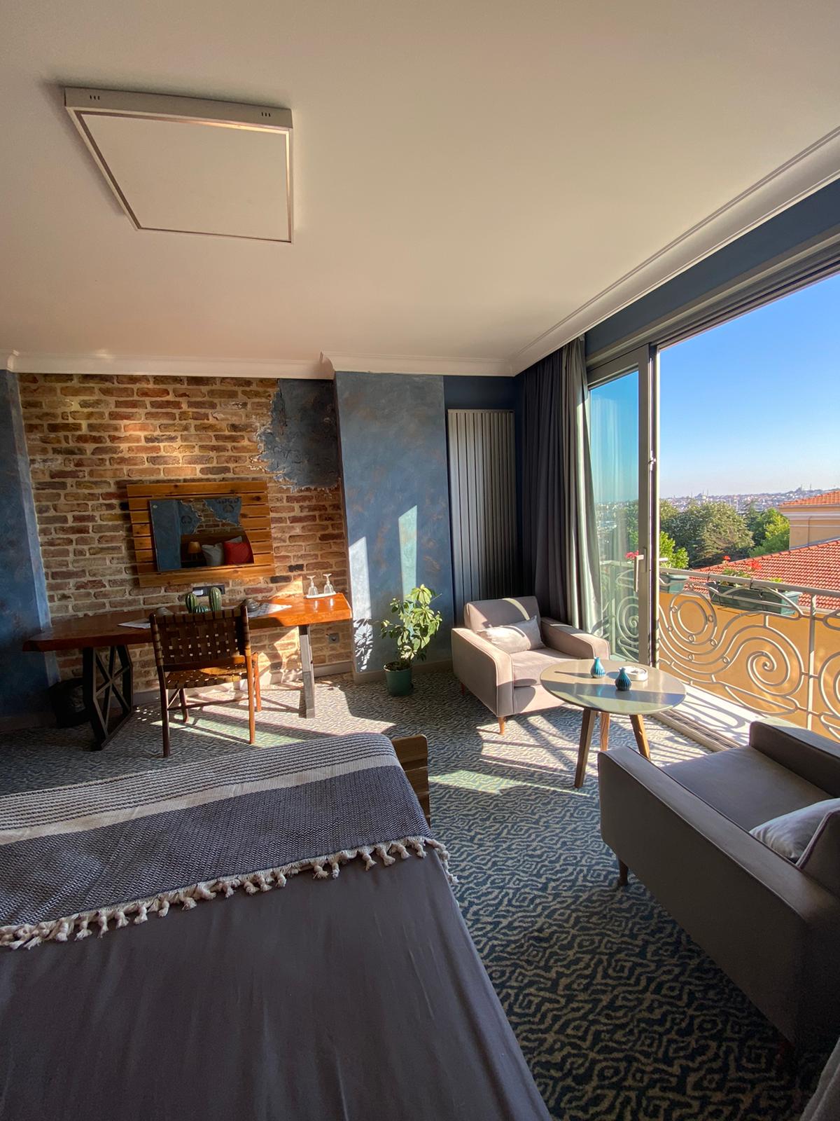 Stylish suite w/ sea view in the heart of the city