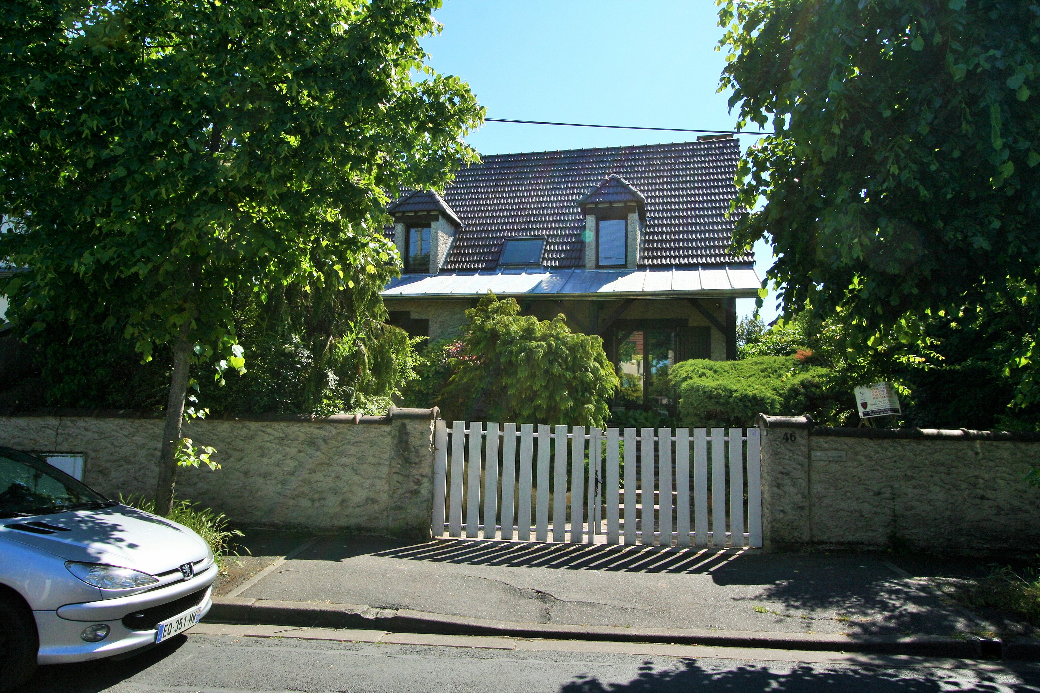 Comfortable house quiet street with garden
