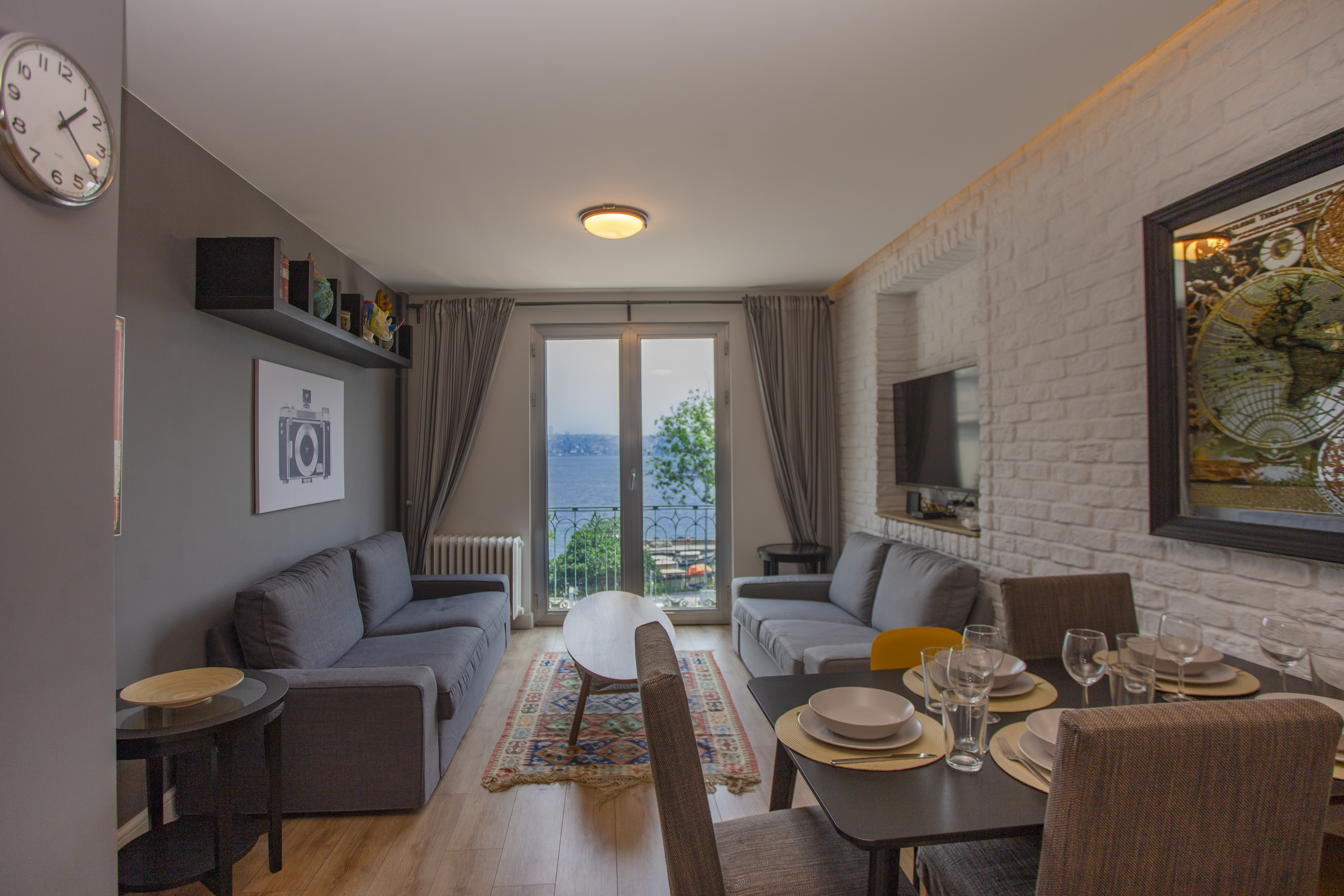 Modern Waterfront Apt. with a Striking View