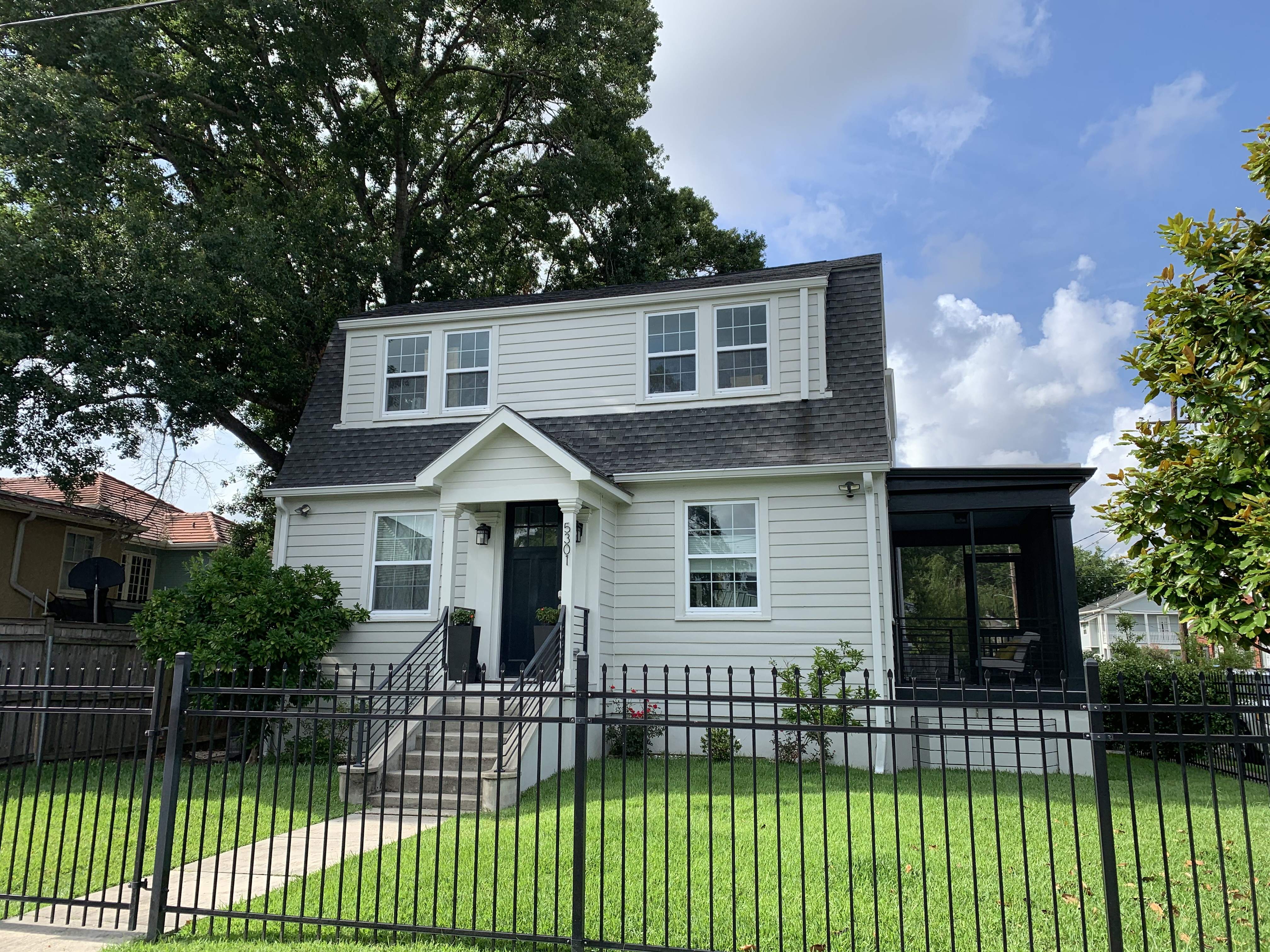 ByTulane&Loyola Univ Modern Sunny Close